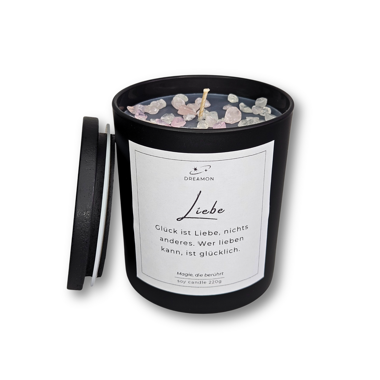 Intuitionskerze „Liebe“ im schwarzen Glas mit Heilsteinen (Rosenquarz, weißer Quarz), Zitatetikett und Holzdeckel.