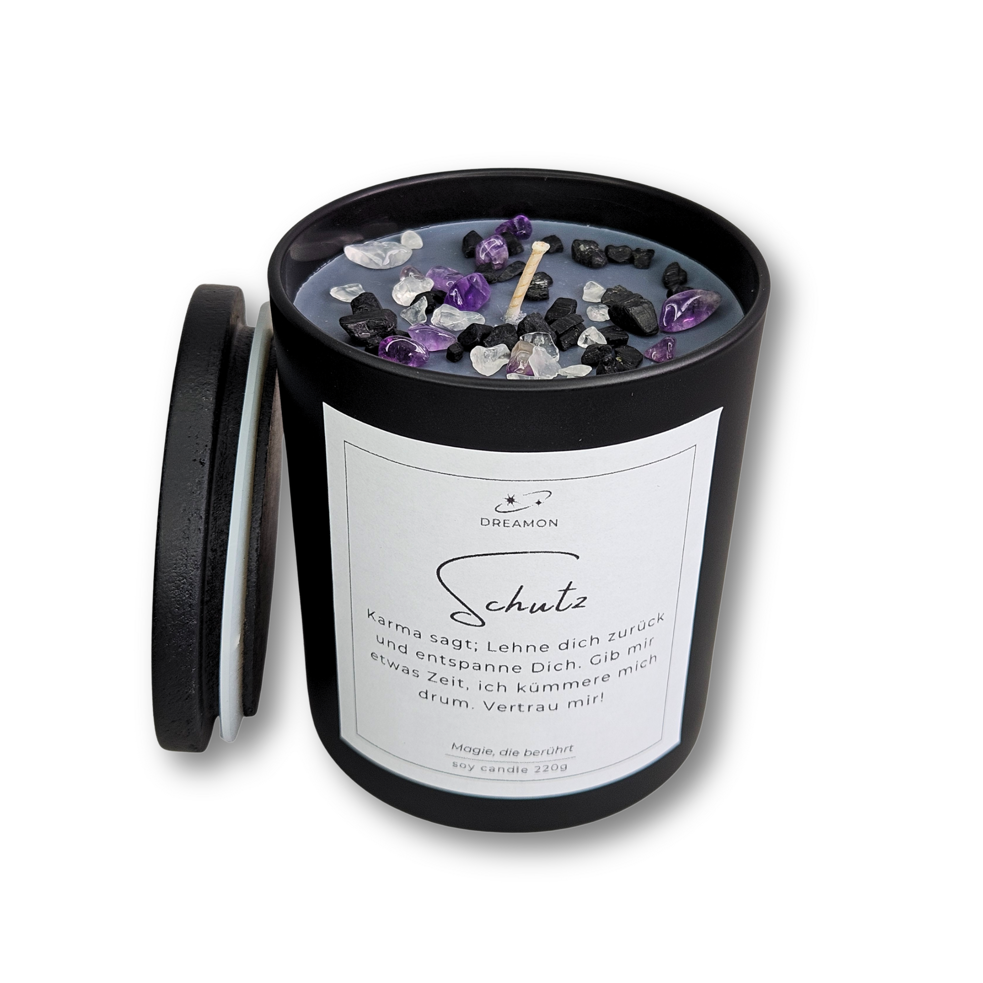 Intuitionskerze „Schutz“ im schwarzen Glas mit Heilsteinen (schwarzer Turmalin, Amethyst, weißer Quarz), Zitatetikett und Holzdeckel.
