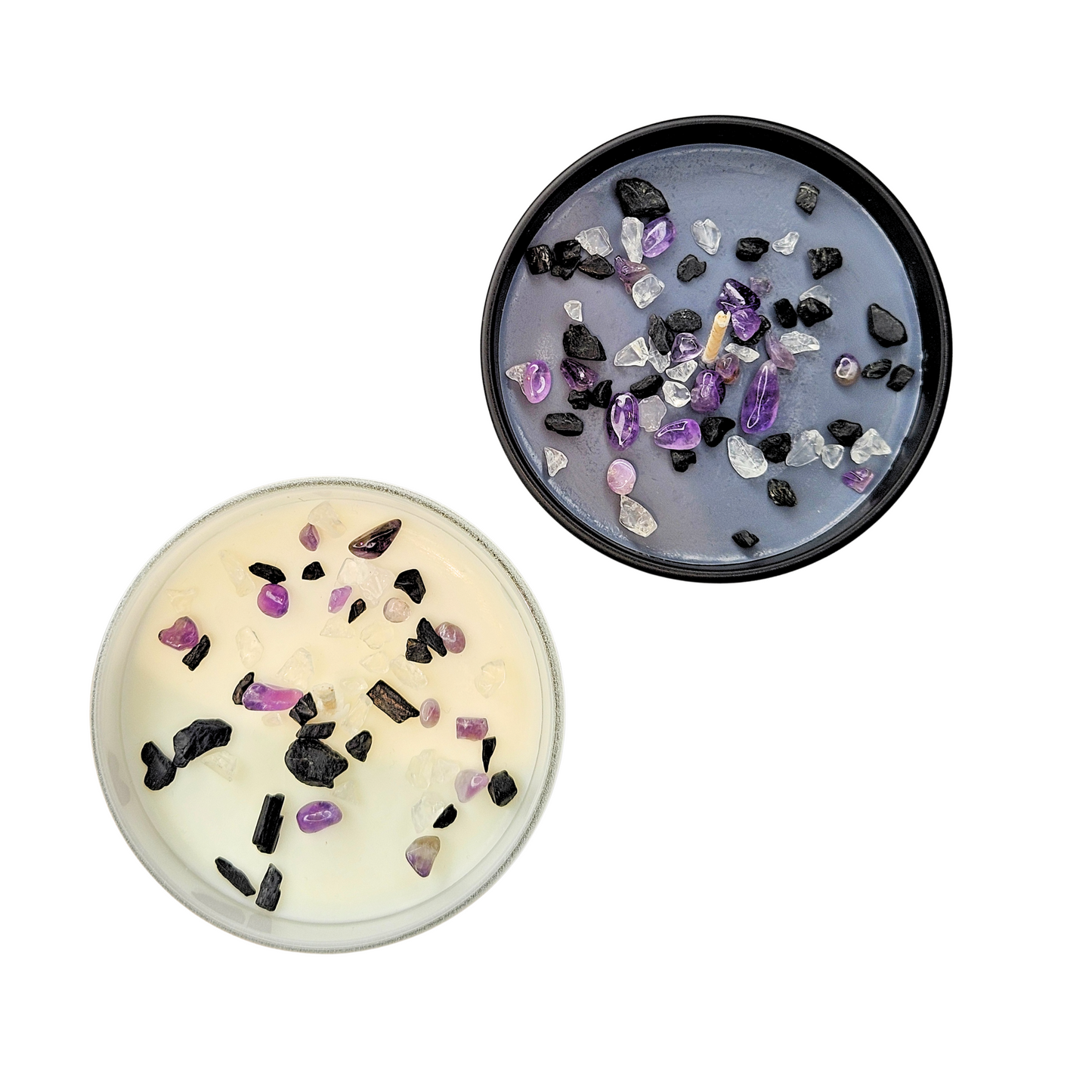 Obere Ansicht der Intuitionskerze „Schutz“ in Schwarz und Weiß, dekoriert mit Schwarzem Turmalin, Amethyst und Weißem Quarz, Sojawachs.