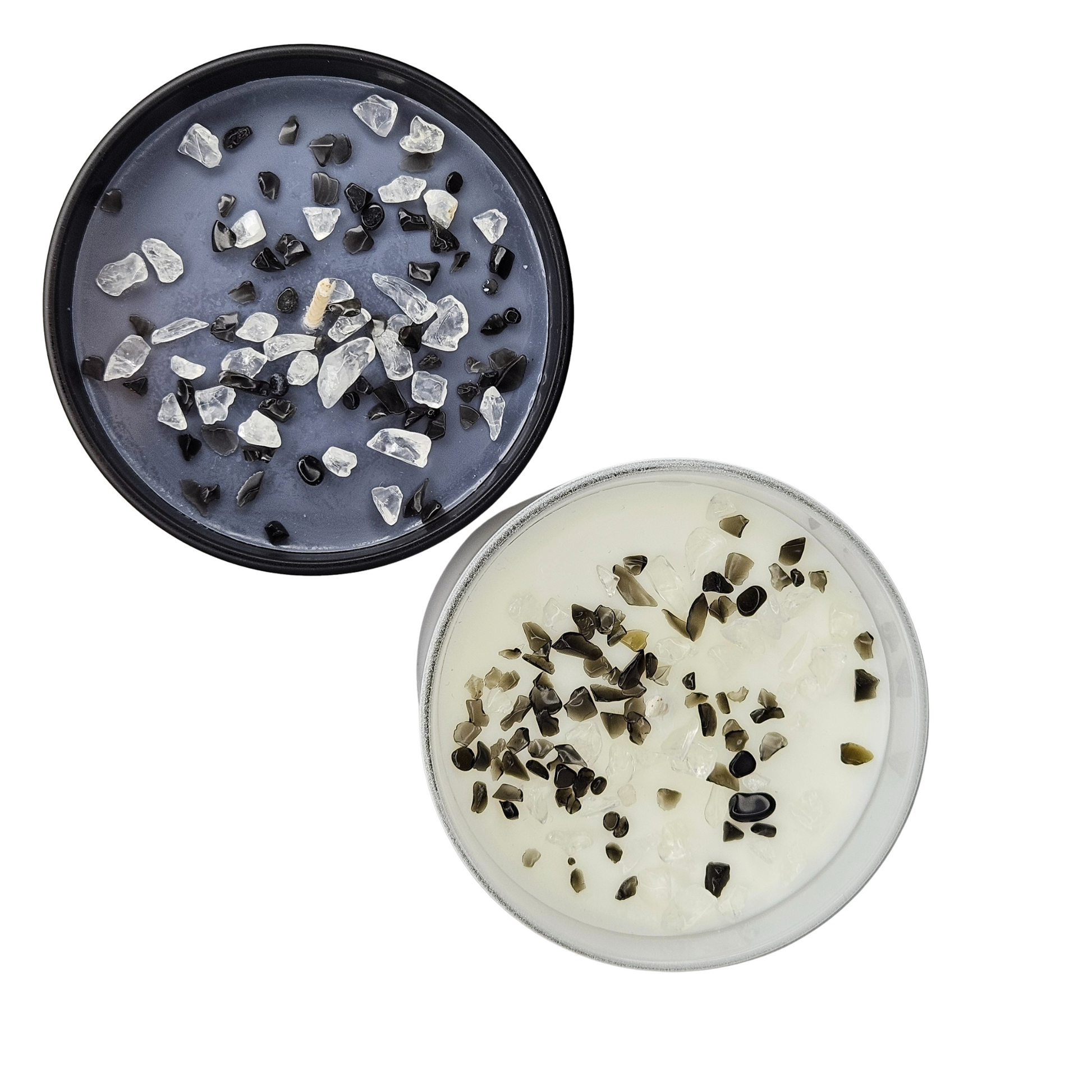 Obere Ansicht der Intuitionskerze „Träume“ in Schwarz und Weiß, dekoriert mit weissem Quarz und schwarzem Obsidian, 220 g Sojawachs.