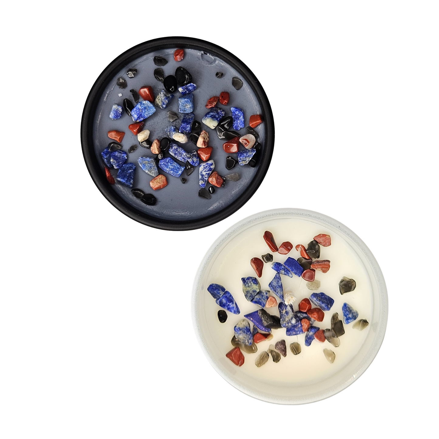 Obere Ansicht der Intuitionskerze klein „Angst“ in Schwarz und Weiß, dekoriert mit schwarzem Obsidian, Lapislazuli, roter Jaspis, Sojawachs.