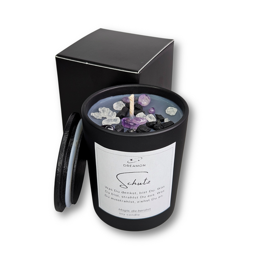 Handgemachte Intuitionskerze klein „Schutz“ von DreamOn im schwarzen Glas mit Holzdeckel, Schwarzer Turmalin, Amethyst und Weißer Quarz, Sojawachs, geliefert in Geschenkbox.