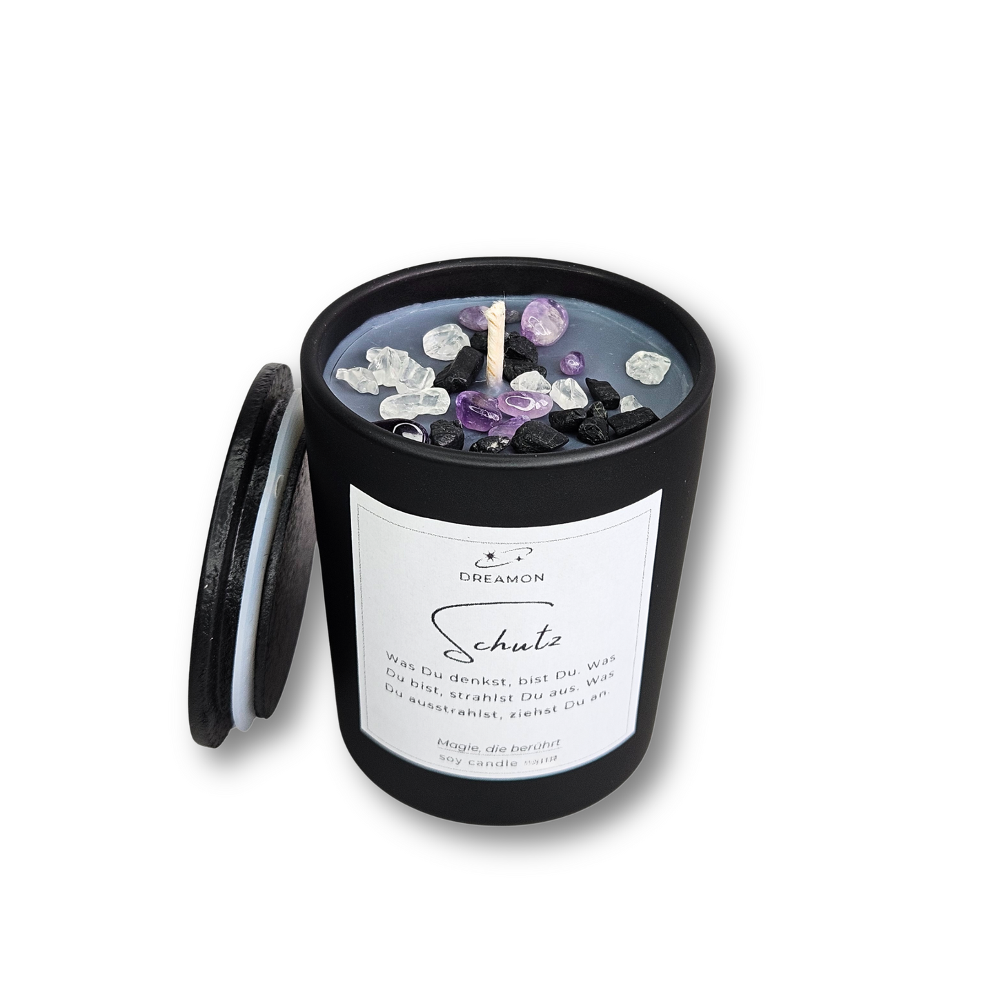 ntuitionskerze klein „Schutz“ im schwarzen Glas mit Holzdeckel, Edelsteinen (Schwarzer Turmalin, Amethyst, Weißer Quarz) und wählbarem Zitatetikett (Deutsch oder Englisch).