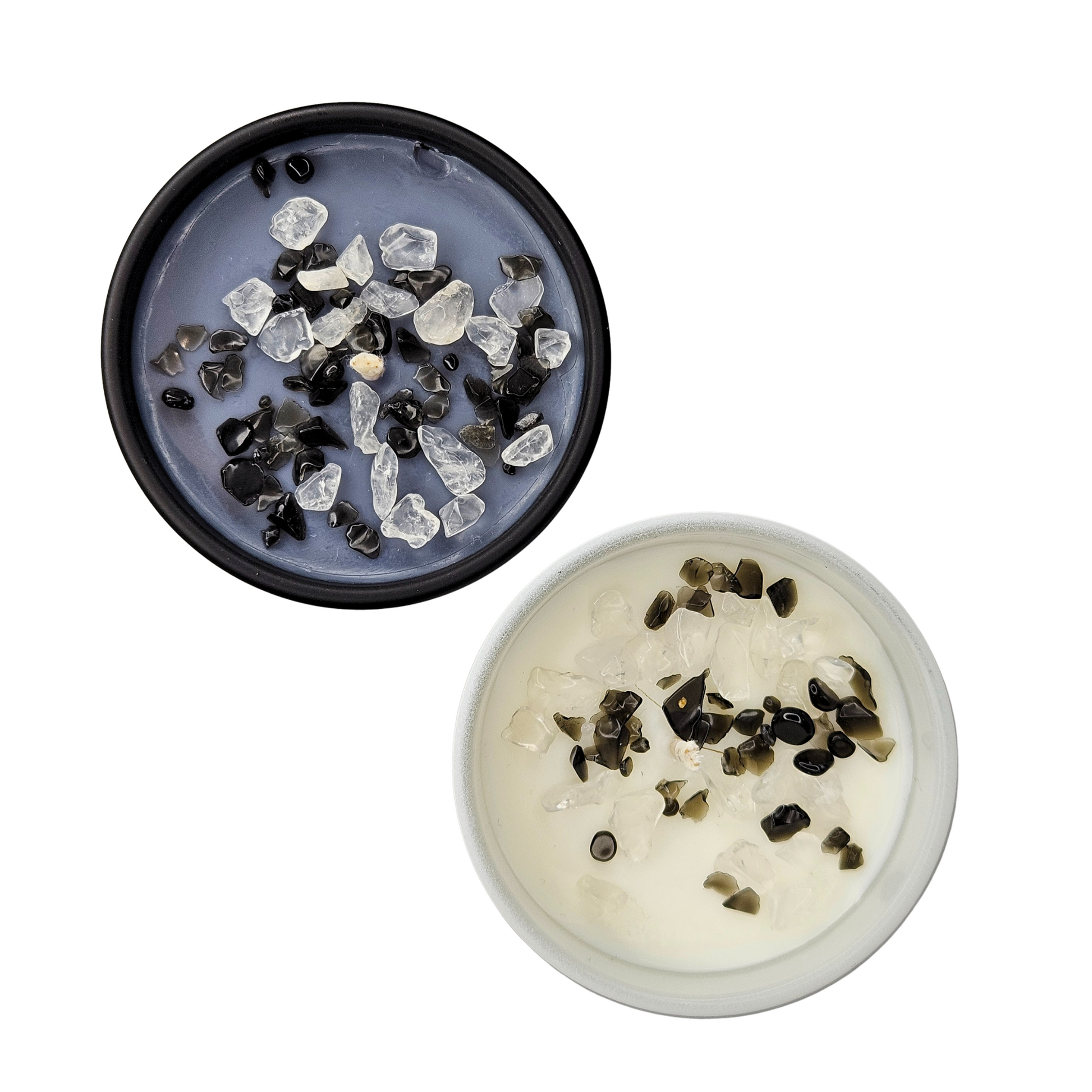 Obere Ansicht der Intuitionskerze klein „Träume“ in Schwarz und Weiß, dekoriert mit Weißem Quarz und Schwarzem ObsidianSojawachs.