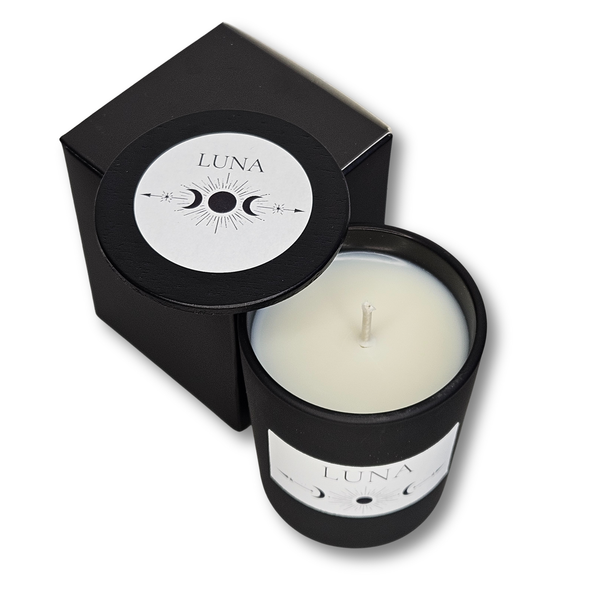 Draufsicht auf die geöffnete schwarze Duftkerze LUNA aus Shea Wachs, die direkt neben ihrer eleganten schwarzen Geschenkbox platziert ist.