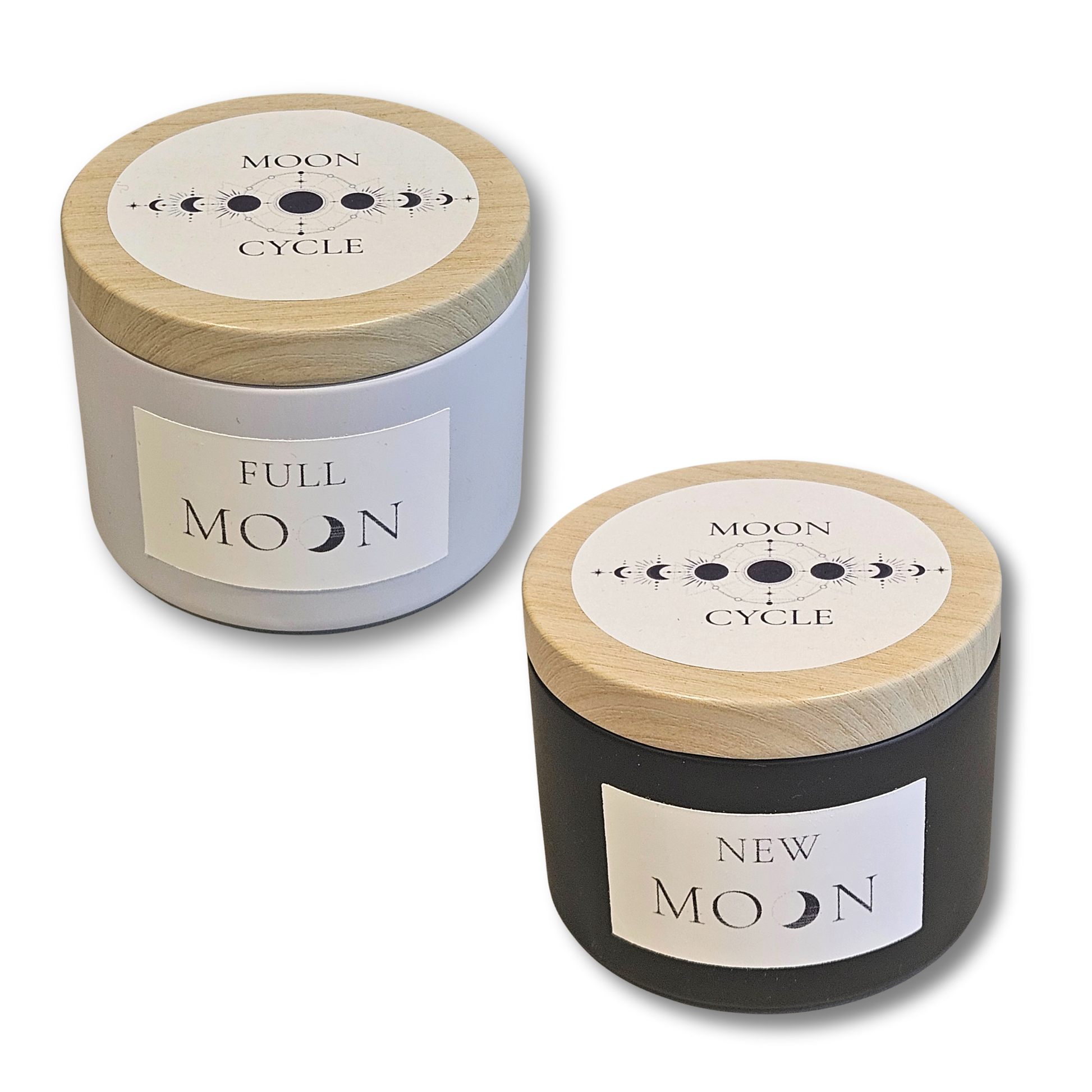 Das Moon Cycle Kerzen-Set in geschlossener Form, bestehend aus einer weißen und einer schwarzen Metalldose, jeweils mit einem hellen Holzdeckel samt aufgedruckten Mondphasen-Symbolen vor weißem Hintergrund.
