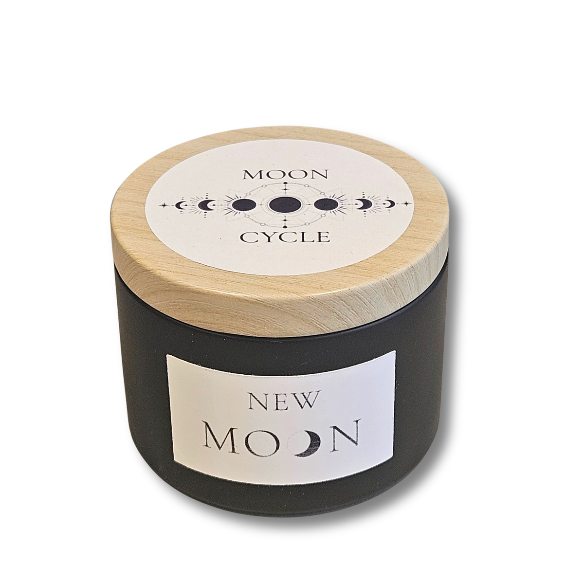 Geschlossene schwarze Metalldose der Duftkerze „New Moon“ mit einem passgenauen hellen Holzdeckel und feinem Mondphasen-Aufdruck vor weissem Hintergrund.
