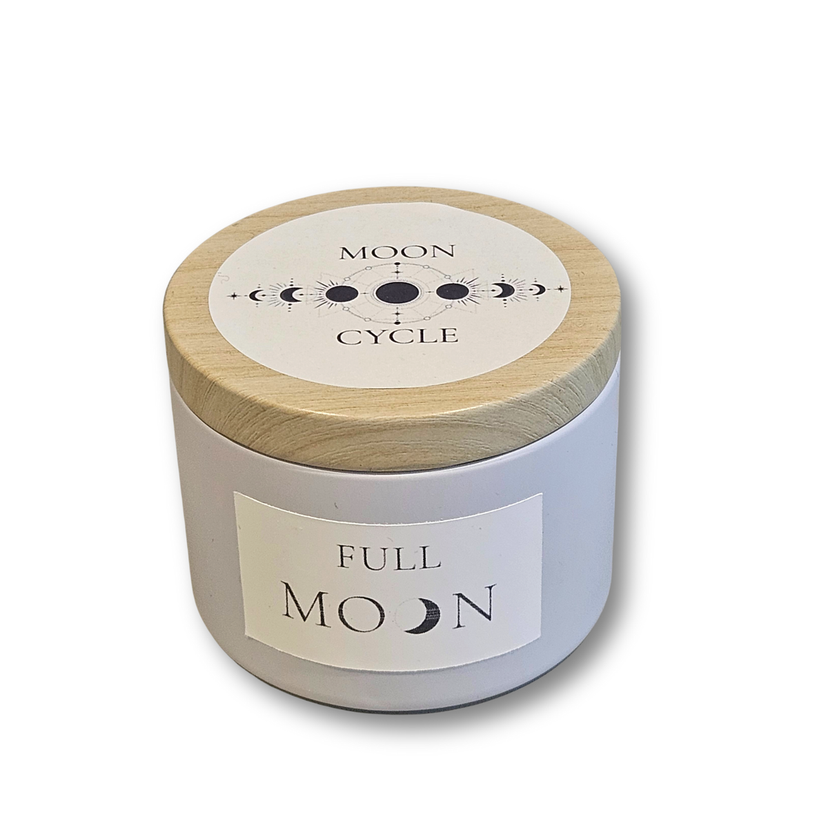 Geschlossene weiße Metalldose der Duftkerze „Full Moon“ mit einem passgenauen hellen Holzdeckel und feinem Mondphasen-Aufdruck vor weissem Hintergrund.