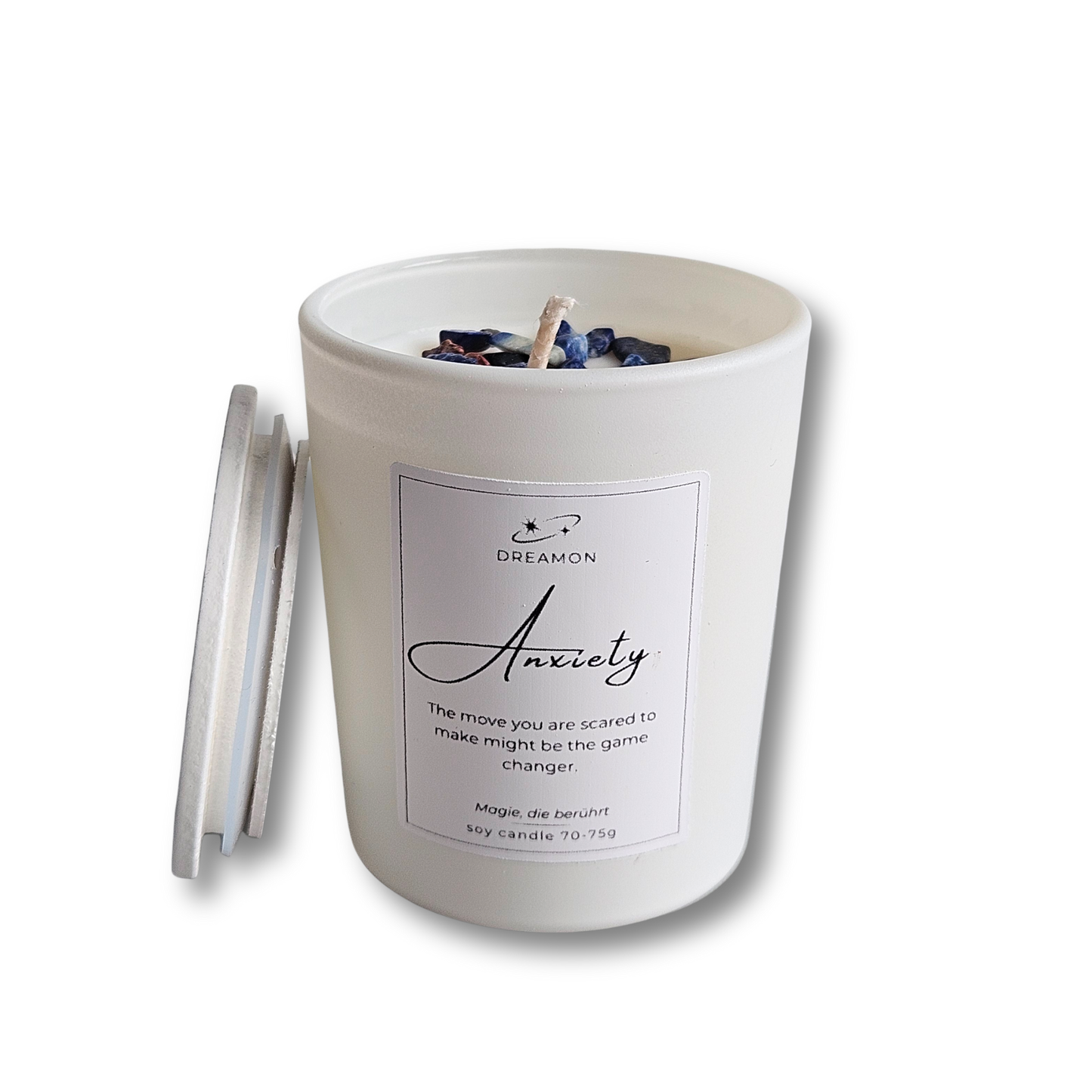 Duftkerze Zitat englisch „Anxiety“ im weißen Glas mit Holzdeckel, dekoriert mit schwarzem Obsidian, Lapislazuli und rotem Jaspis, Sojawachs, geliefert in Geschenkbox.