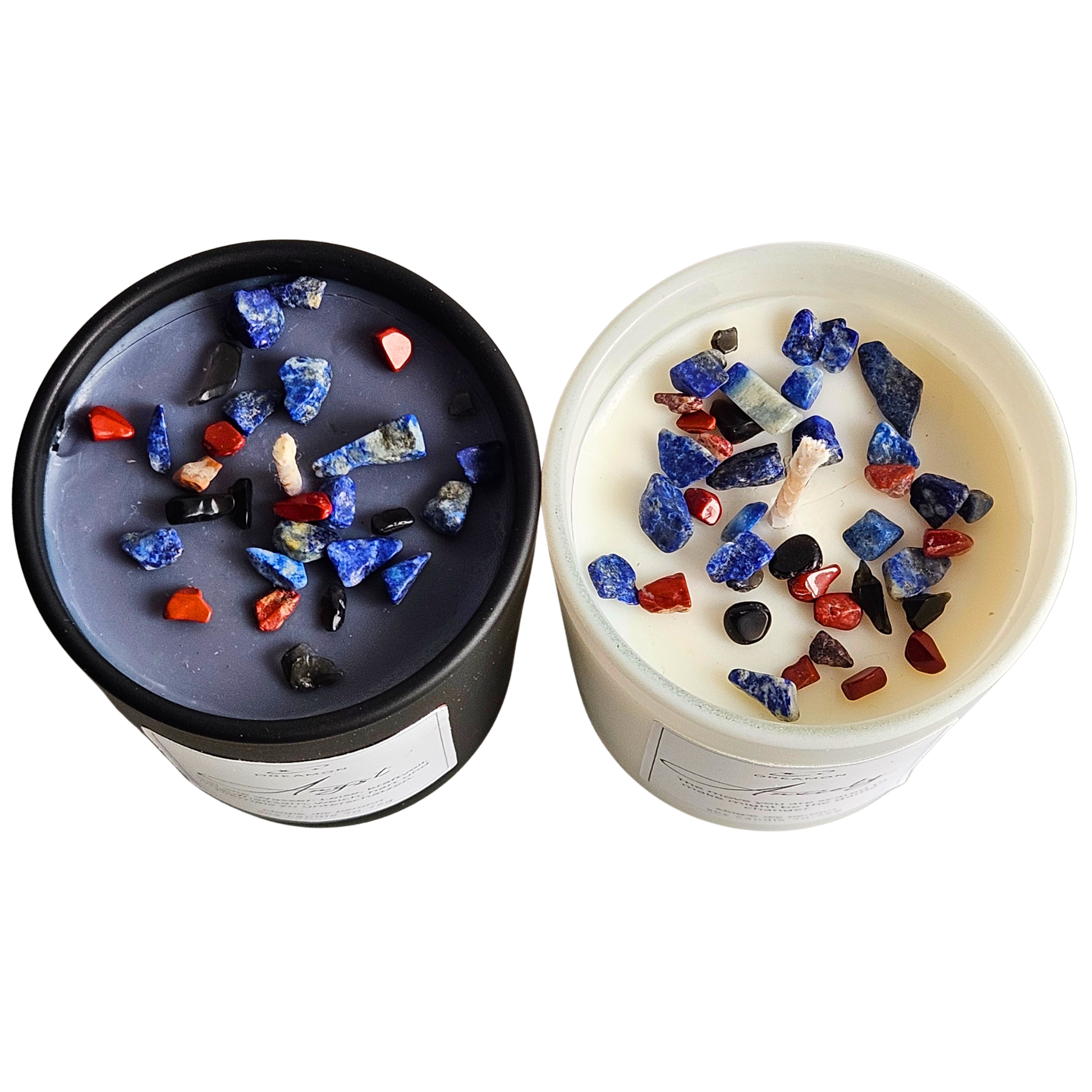 Obere Ansicht der Duftkerze Zitat  „Angst“ in Schwarz und Weiß, dekoriert mit schwarzem Obsidian, Lapislazuli, roter Jaspis, Sojawachs.