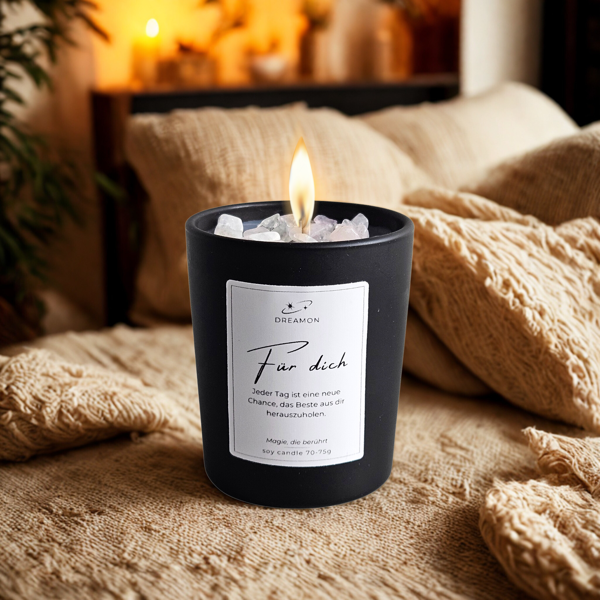Ambiente Bild IDuftkerze Zitat „Für dich" im schwarzen Glas mit Holzdeckel, Edelsteinen (Rosenquarz, Weißer Quarz) und wählbarem Zitatetikett (Deutsch oder Englisch).