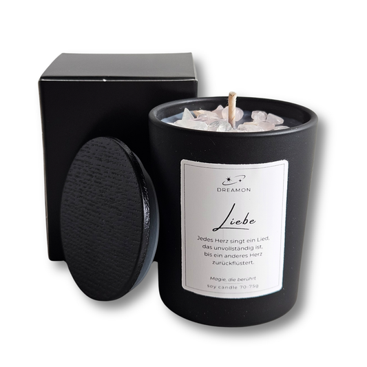 Handgemachte Duftkerze mit Zitat „Liebe“ von DreamOn im schwarzen Glas mit Holzdeckel, Rosenquarz und Weißem Quarz, Sojawachs, geliefert in Geschenkbox.
