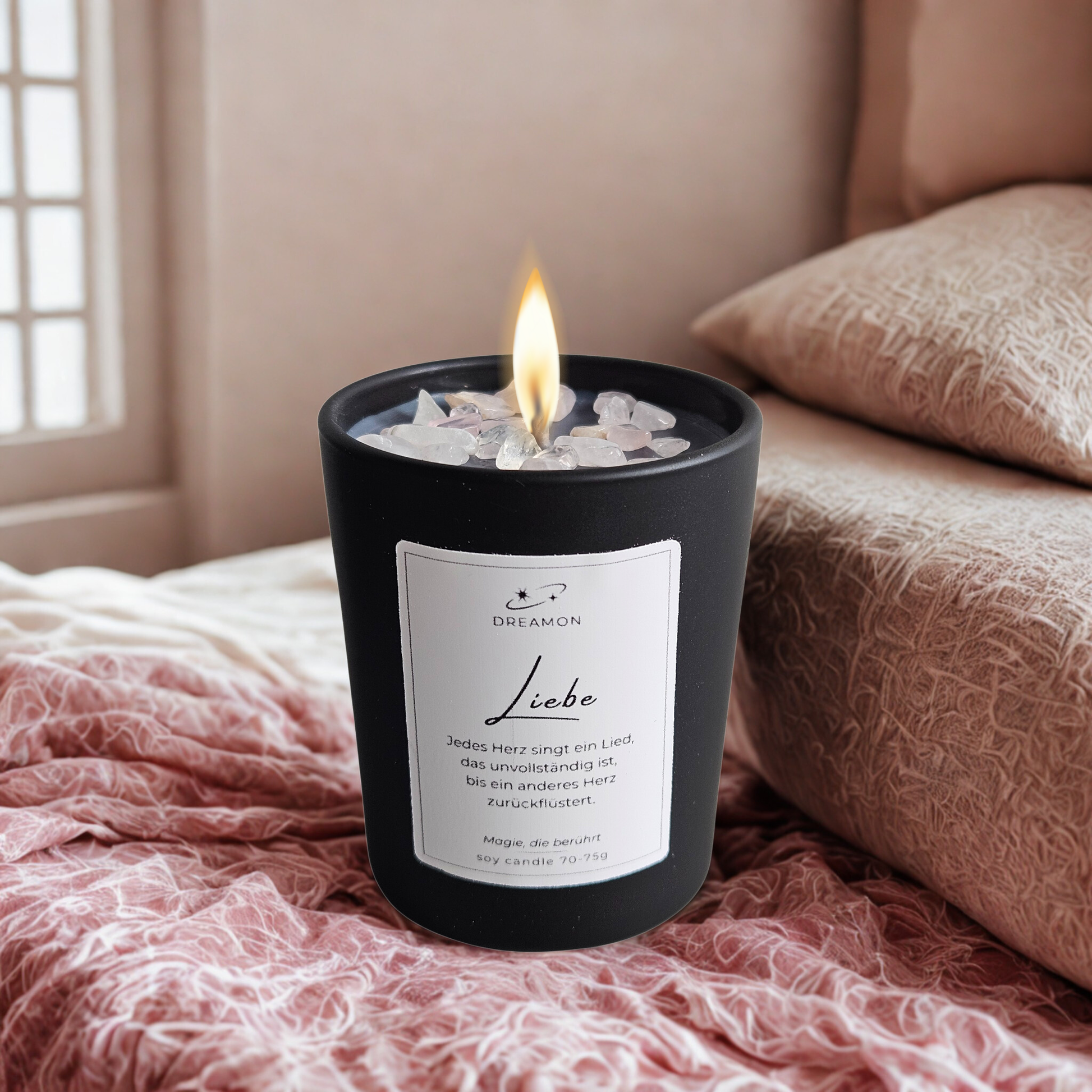 Ambiente Bild Duftkerze mit Zitat „Liebe“ im schwarzen Glas mit Holzdeckel, Edelsteinen (Rosenquarz, Weißer Quarz) und wählbarem Zitatetikett (Deutsch oder Englisch).