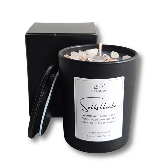 Handgemachte Duftkerze mit Zitat „Selbstliebe“ von DreamOn im schwarzen Glas mit Edelsteinen und Zitat