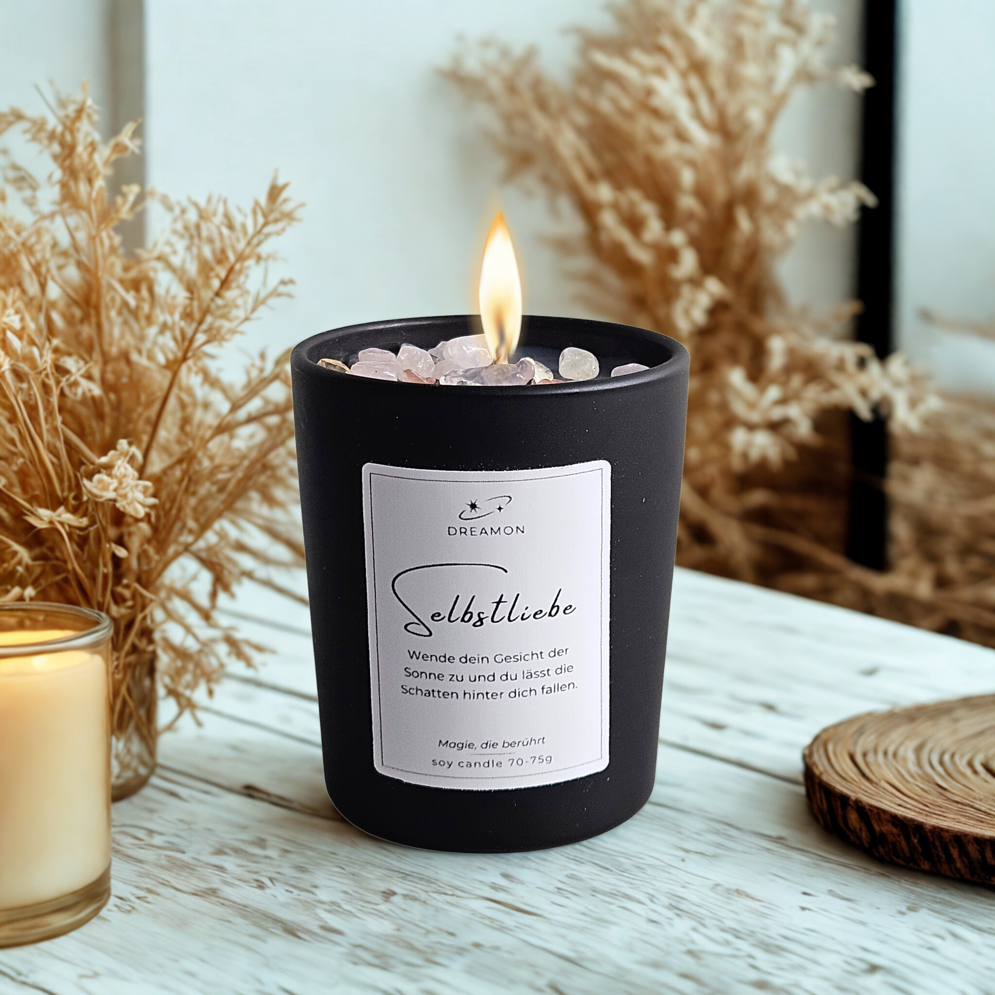 Ambientebild Duftkerze mit Zitat„Selbstliebe“ im schwarzen Glas mit Holzdeckel, Edelsteinen (Rosenquarz, Citrin, Karneol) und wählbarem Zitatetikett (Deutsch oder Englisch).