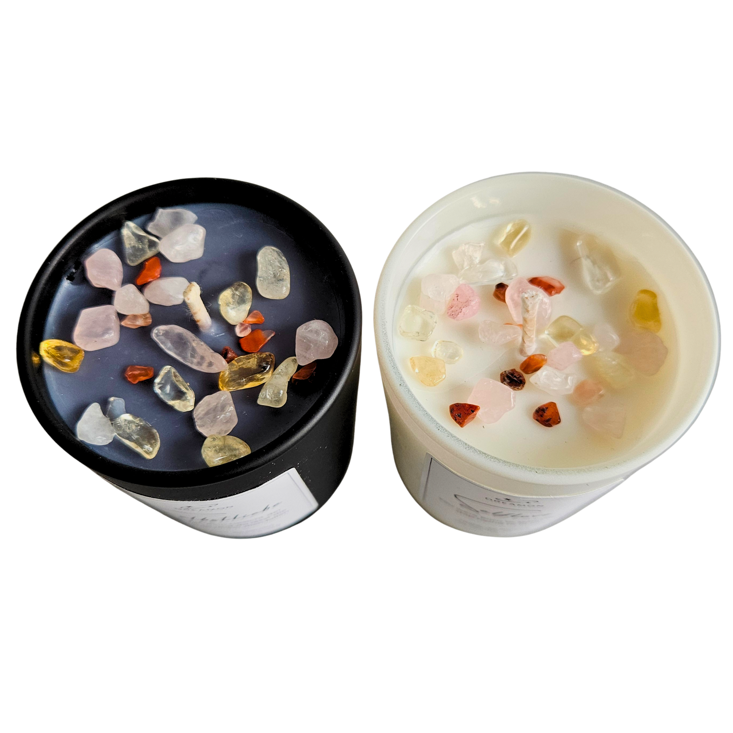 Obere Ansicht der Duftkerze mit Zitat„Selbstliebe“ in Schwarz und Weiß, dekoriert mit Rosenquarz, Citrin und Karneol, Sojawachs.