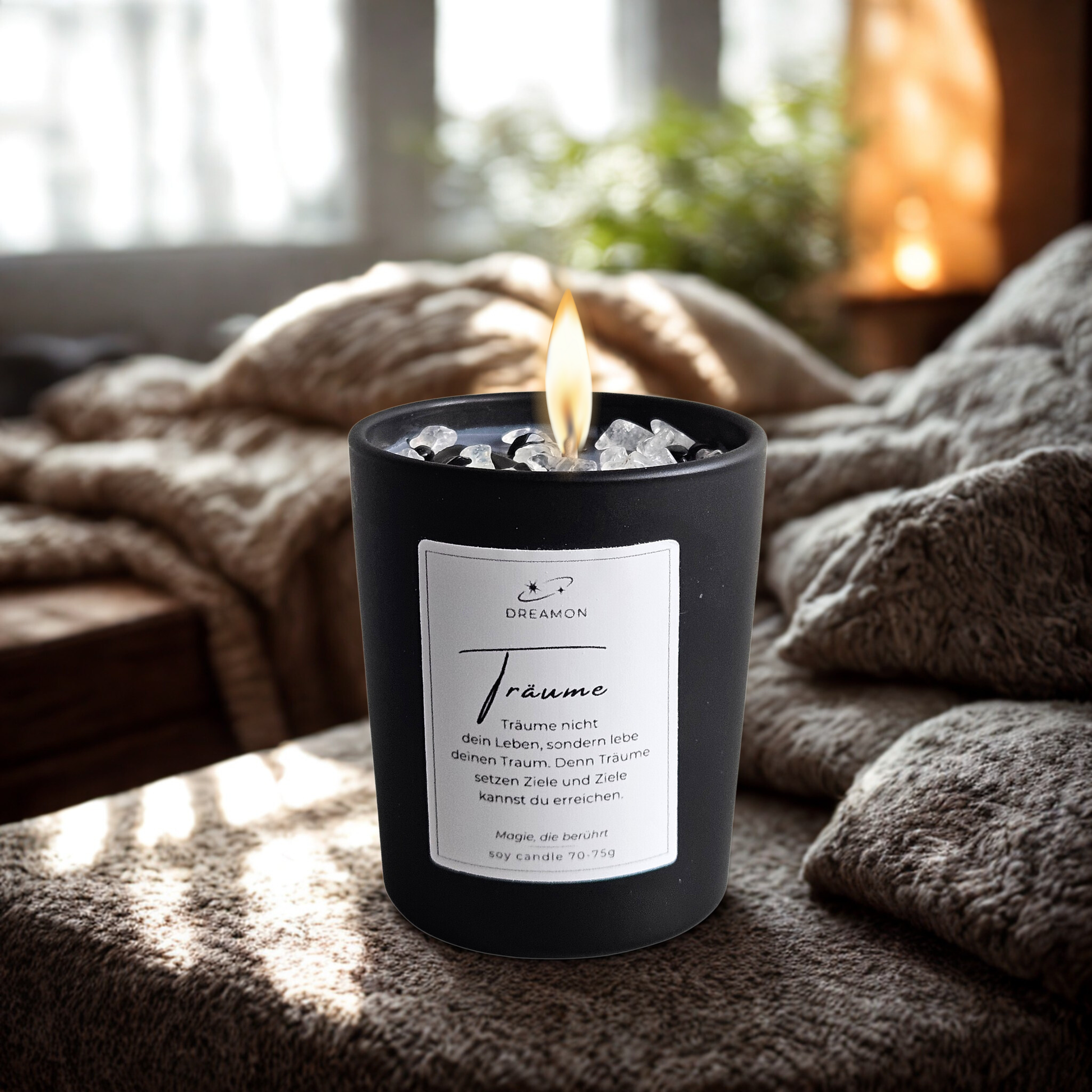Ambientebild Duftkerze „Träume“ im schwarzem Glas mit Holzdeckel, Edelsteinen (Weißer Quarz, Schwarzer Obsidian) 