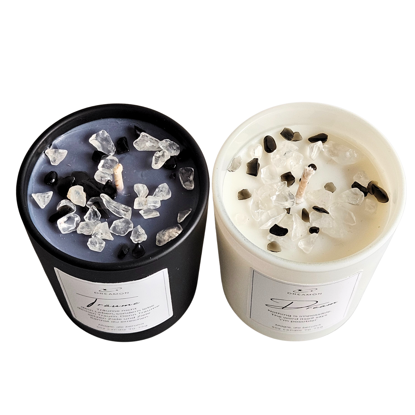 Obere Ansicht der Duftkerze Zitat „Träume“ in Schwarz und Weiß, dekoriert mit Weißem Quarz und Schwarzem ObsidianSojawachs.