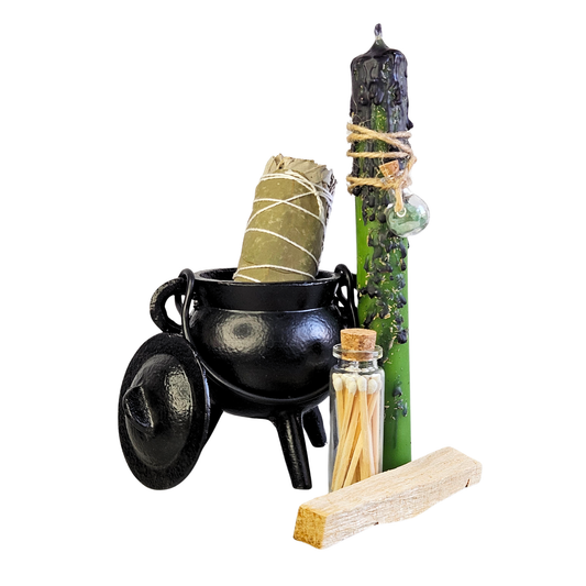 Ritualset mit schwarzem Hexenkessel, grüner Ritualkerze für Fülle, Smudge aus Salbei & Eukalyptus, Palo Santo Holzstück und Streichhölzern im Glas.
