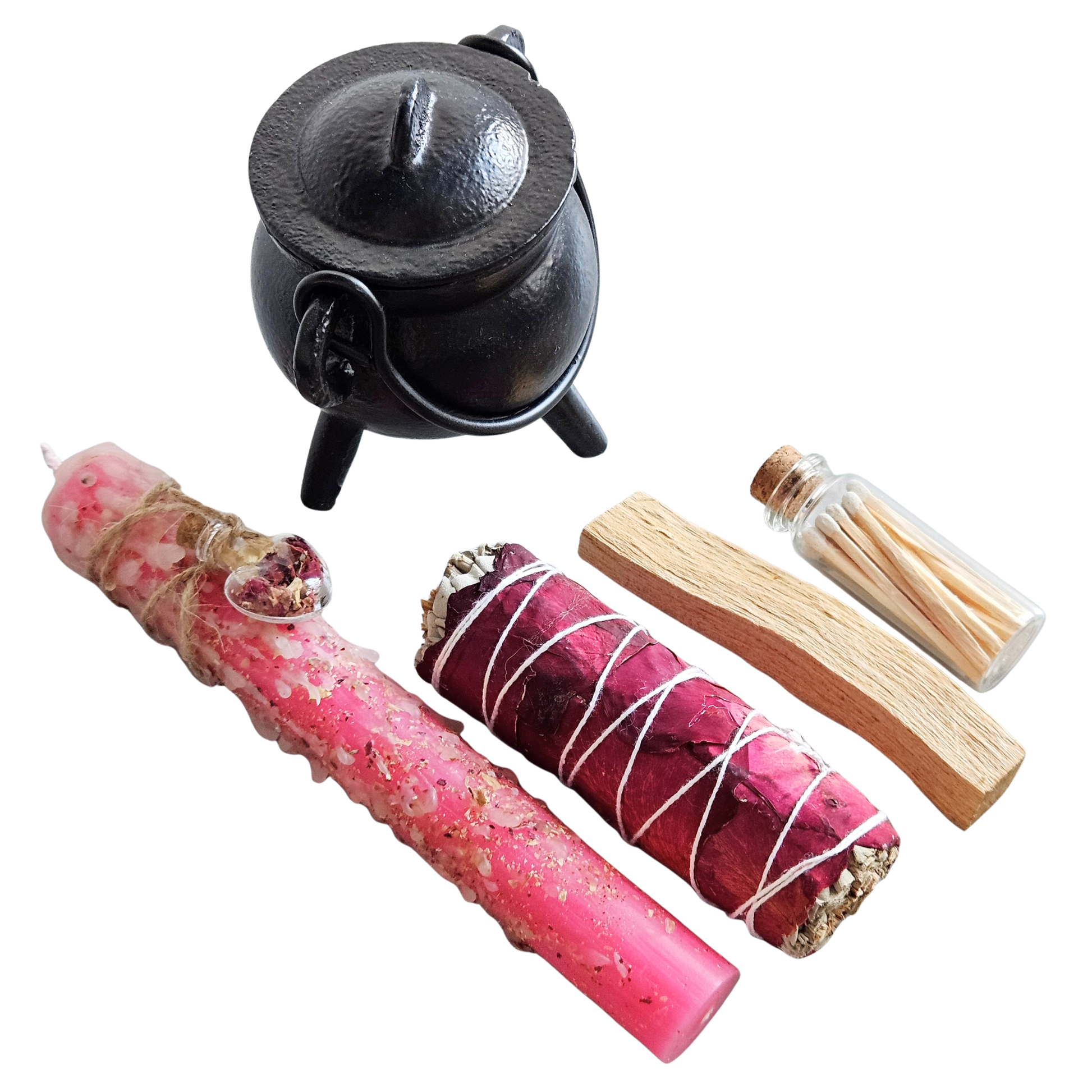 Ritualset Hexenkessel Liebe – bestehend aus rosa Ritualkerze, Rosen-Smudgestick, Palo Santo, Streichhölzer im Glas und Hexenkessel aus Gusseisen.