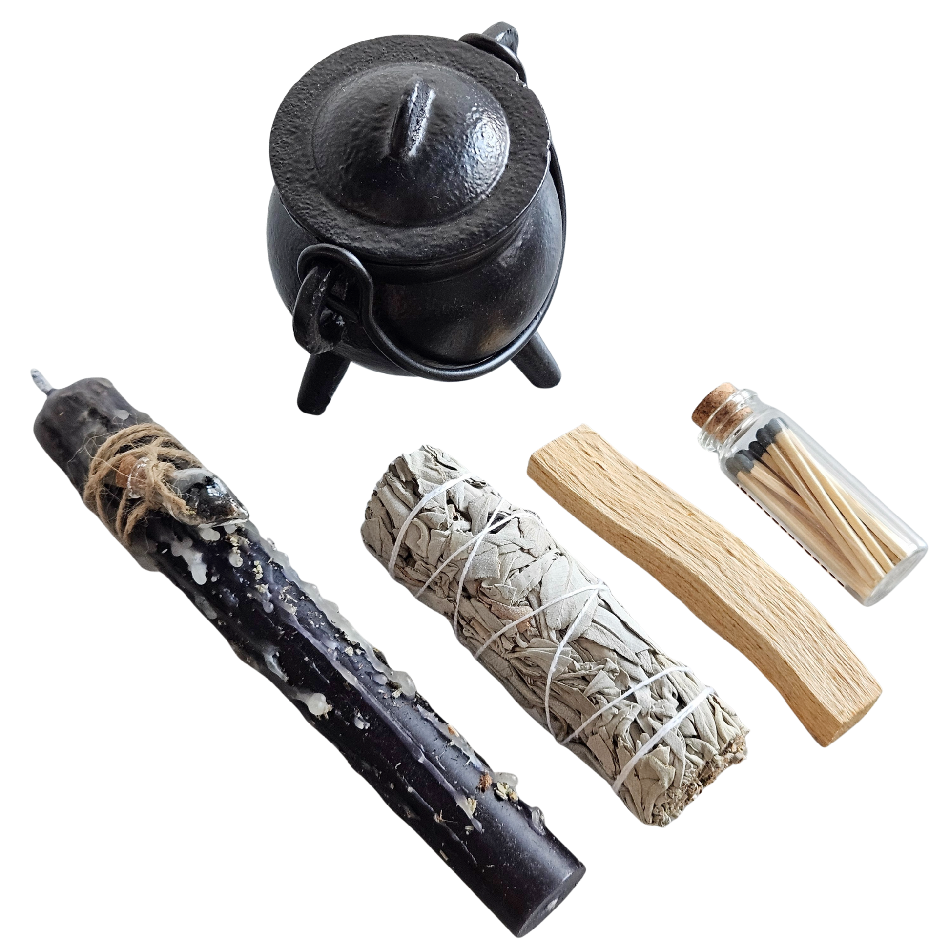 Ritualset „Schutz & Transformation“ – schwarzer Hexenkessel mit Deckel, schwarze Ritualkerze, Salbei-Smudge, Palo Santo Holzstab und Glas mit Streichhölzern.