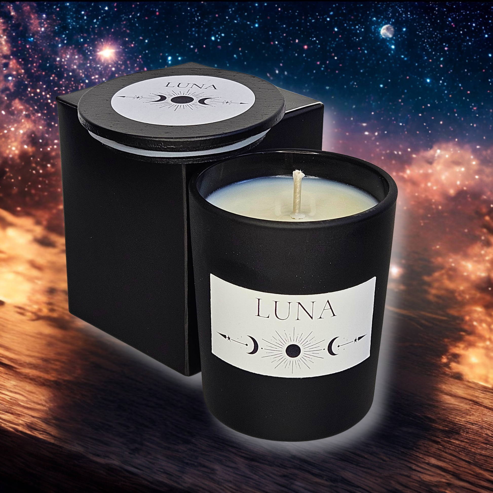 LUNA Moonlight Candle aus schwarzem Glas mit Holzdeckel vor nächtlichem Sternenhimmel