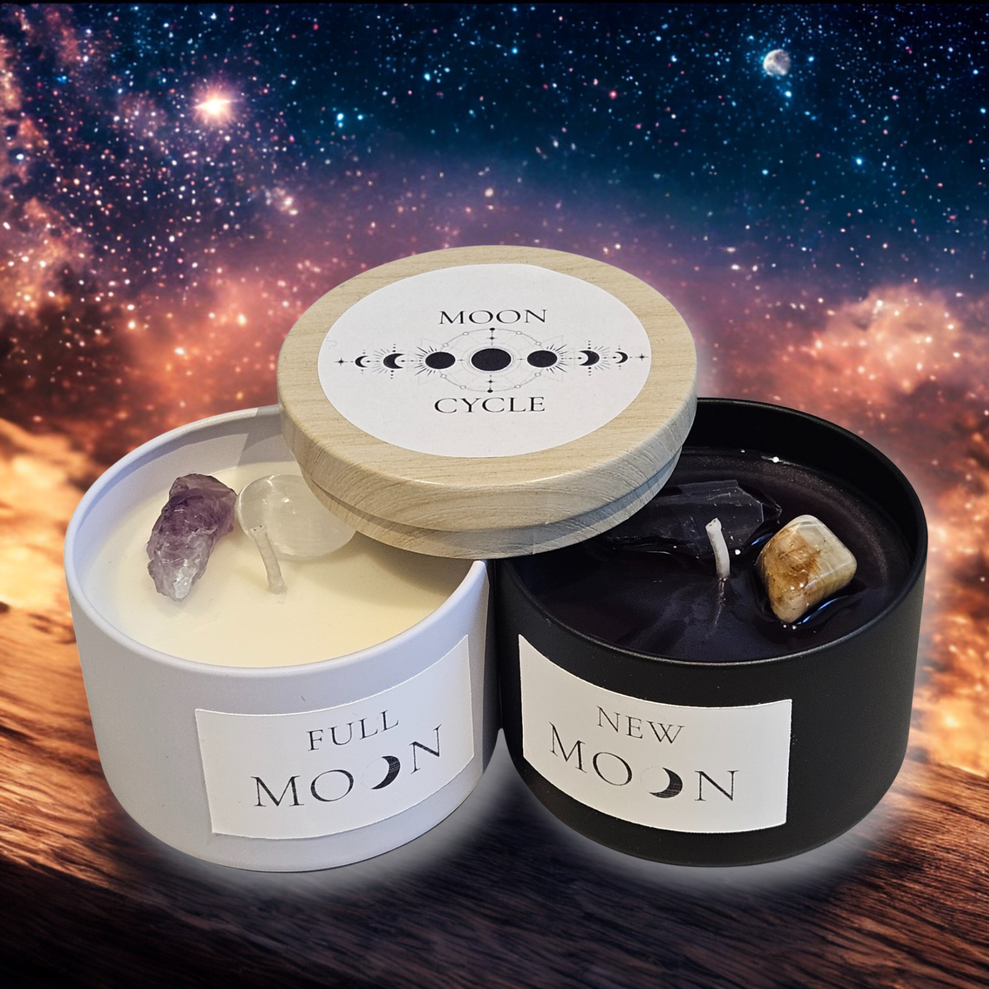 Moon Cycle Kerzenset mit Full Moon und New Moon Kerze aus Sojawachs, mit Edelsteinen, im kosmischen Sternenhimmel-Hintergrund