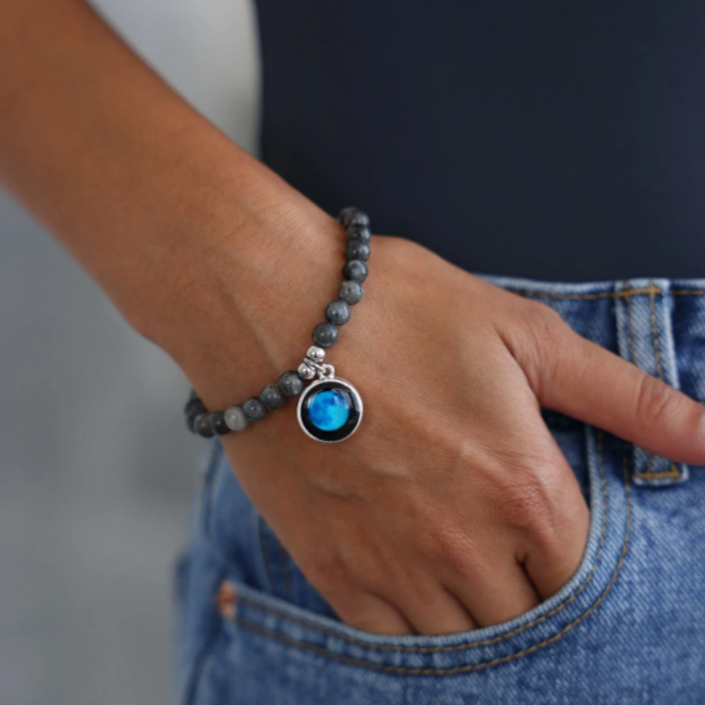 Moonglow Armband tragbar im Alltag – dein persönliches Licht im Labradorit-Anhänger