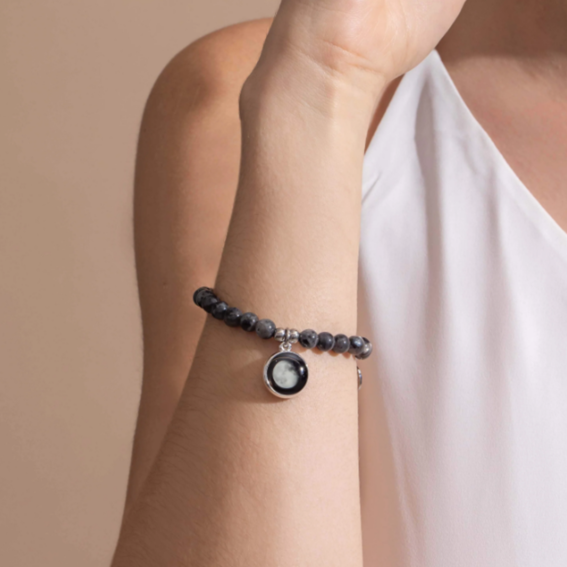 Moonglow Labradorit-Armband getragen bei eleganter Kleidung – mystisch & stilvoll
