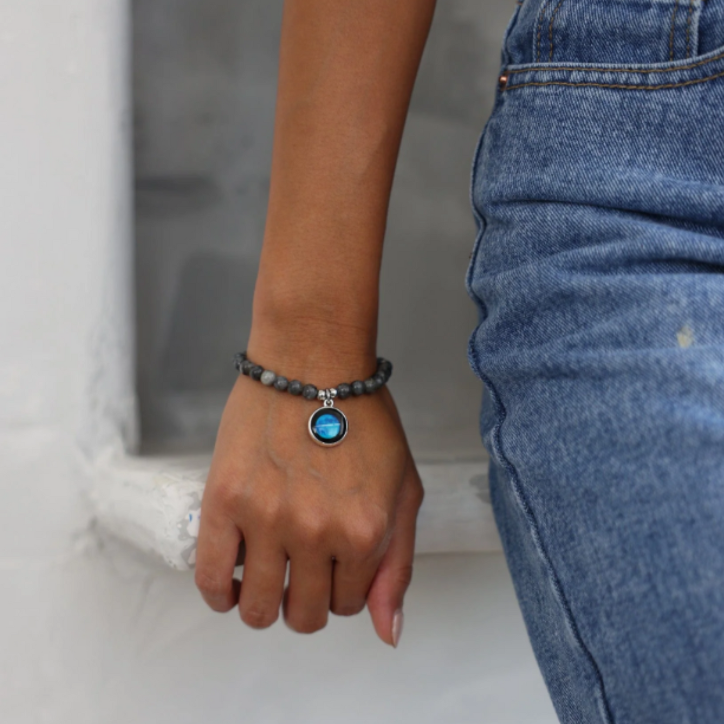 Moonglow Armband mit Labradorit im Alltag getragen – lässiger Look mit spiritueller Bedeutung