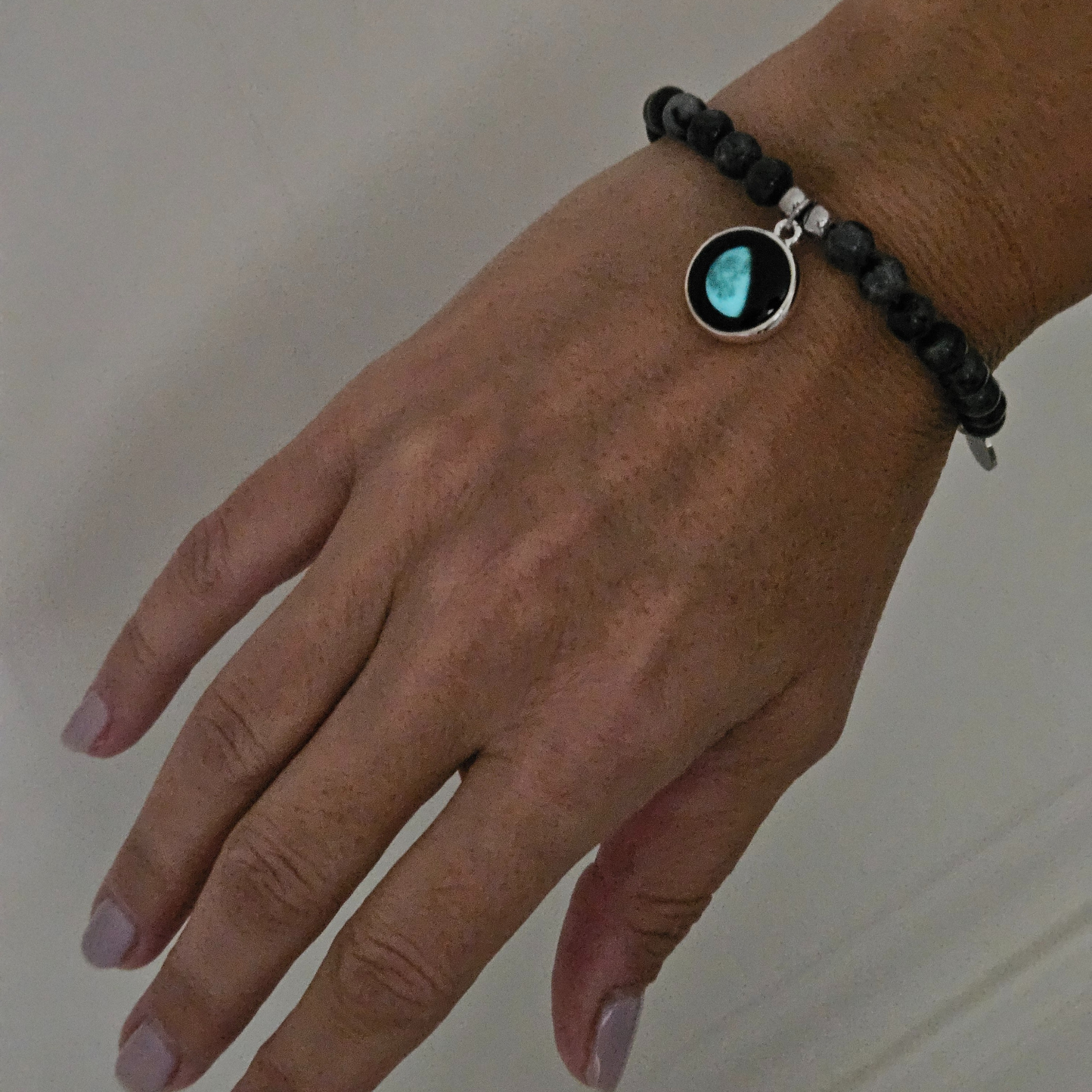 Moonglow Armband mit leuchtender Mondphase – magischer Nachtglanz trifft Erdenergie