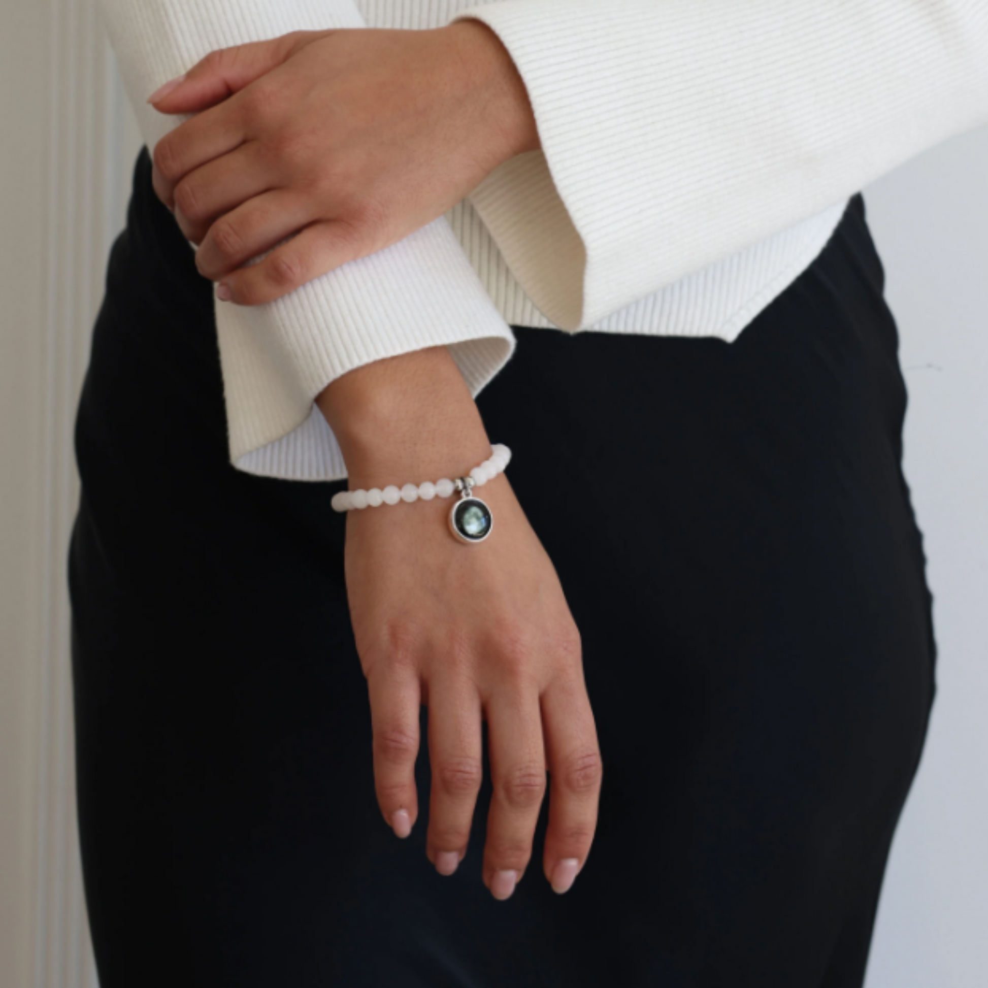 Moonglow Mondstein-Armband getragen bei eleganter Kleidung – stilvoll & bedeutungsvoll