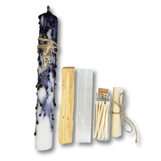 Ritualset Neuanfang Ritualkerze, Palo Santo, Selenit, Streichhölzern und Intention-Scroll auf hellem Hintergrund