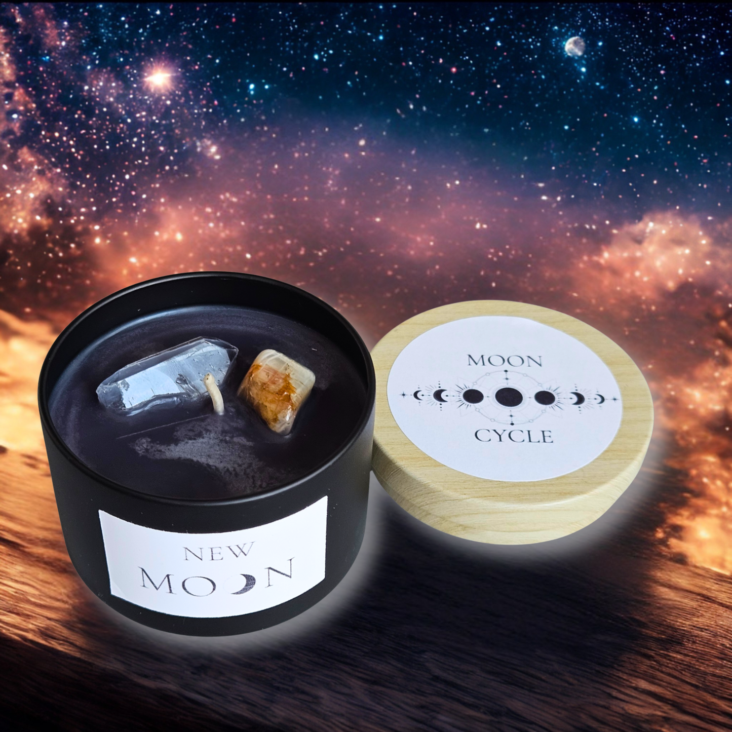 Moon Cycle New Moon Kerze aus Sojawachs mit angenehmem Duft, Edelsteinen, schwarze Ritualkerze vor kosmischem Sternenhimmel