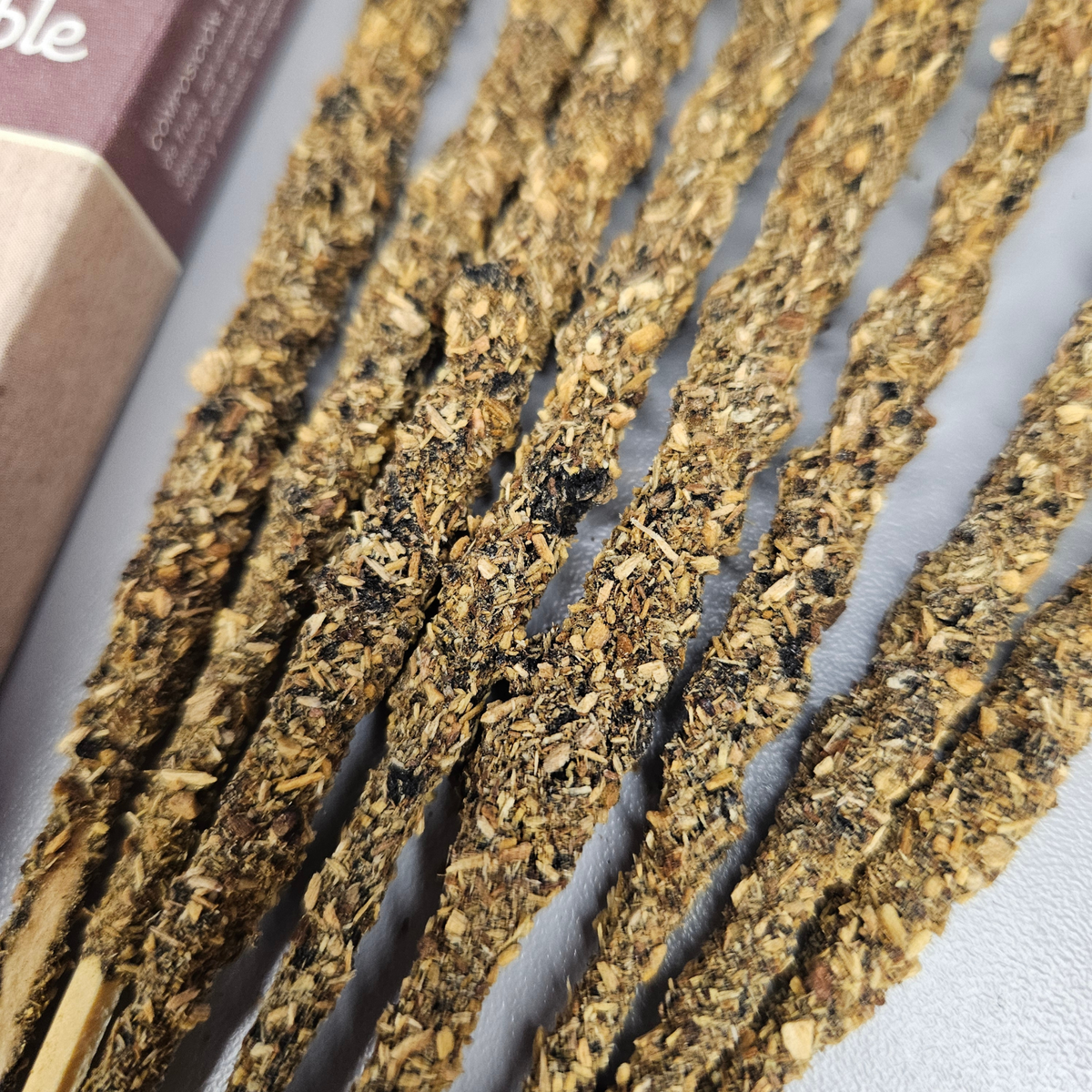 Palo Santo & Myrrhe Räucherstäbchen von Sagrada Madre – handgefertigtes Räucherwerk für Schutz und Erdung, Nahaufnahme