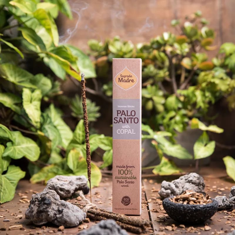 Palo Santo & Copal Räucherstäbchen im Ritual-Setting – reinigender Weihrauch für Meditation und spirituelle Rituale
