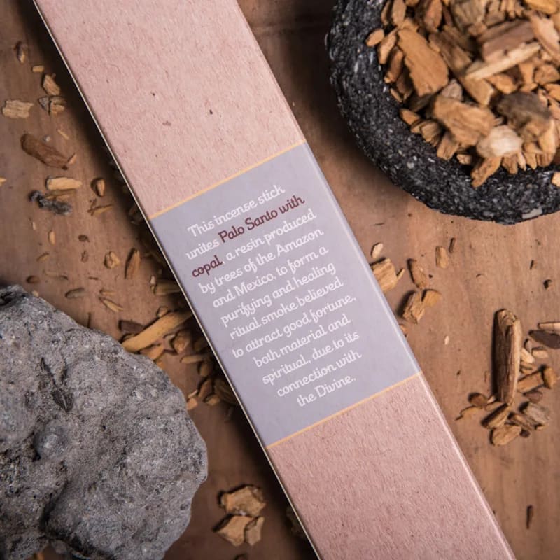Detailansicht Palo Santo & Copal Räucherstäbchen von Sagrada Madre – Copal-Harz und nachhaltige Verpackung
