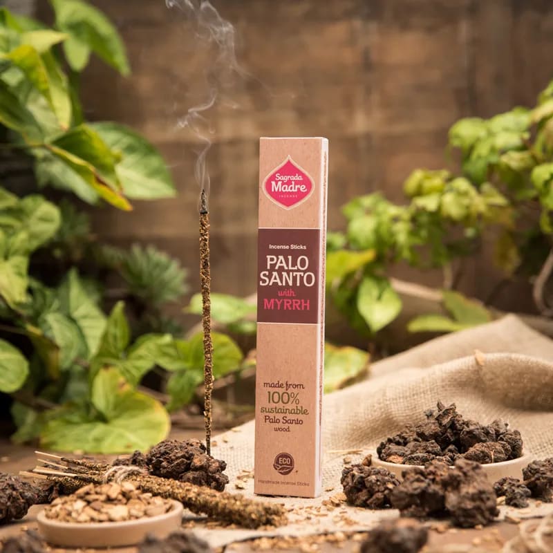 Palo Santo & Myrrhe Räucherstäbchen im Ritual-Setting – schützender Weihrauch für energetische Reinigung