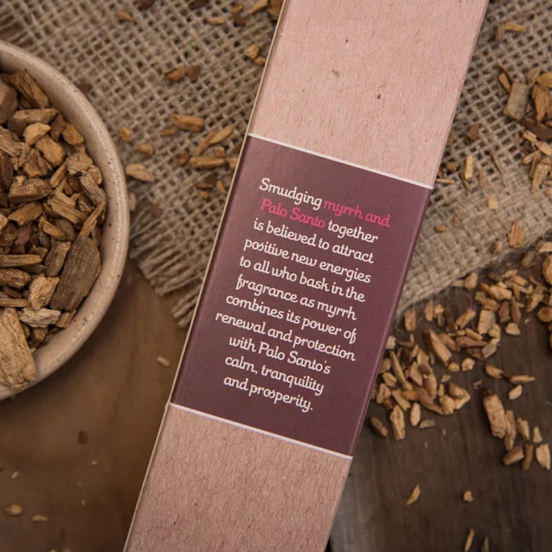 Detailansicht Palo Santo & Myrrhe Räucherstäbchen – Myrrhe-Harz und nachhaltige Verpackung von Sagrada Madre