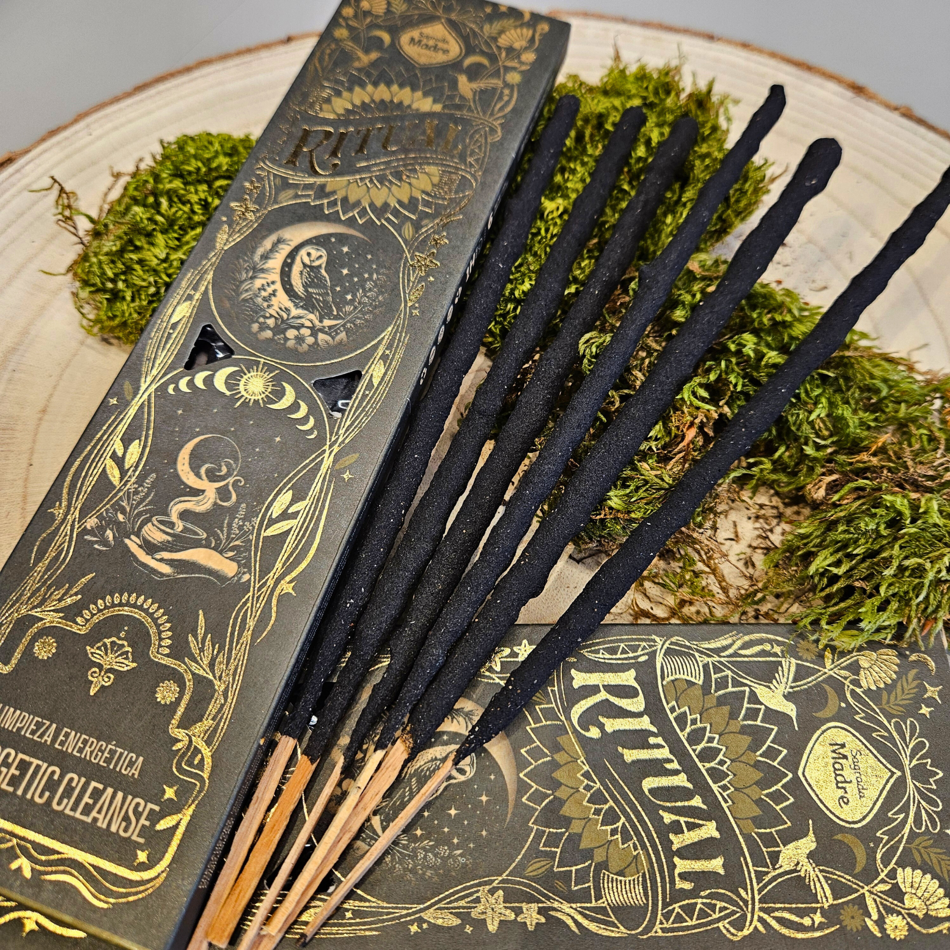 Nahaufnahme der Sagrada Madre Ritualräucherstäbchen Energetic Cleanse – Frankincense & Myrrh, dekorativ auf Naturmaterialien präsentiert.