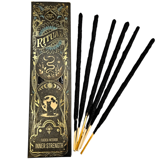 Packung der Sagrada Madre Ritualräucherstäbchen Inner Strength – Sandalwood & Roses mit sechs langen Räucherstäbchen.