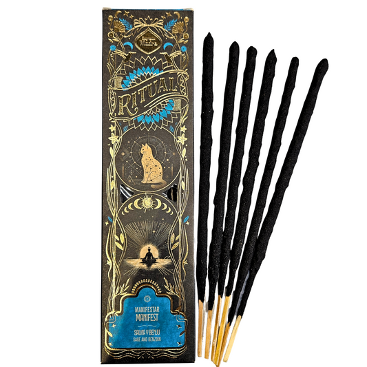 Packung der Sagrada Madre Ritualräucherstäbchen Manifest – Sage & Benzoin mit sechs langen Räucherstäbchen.