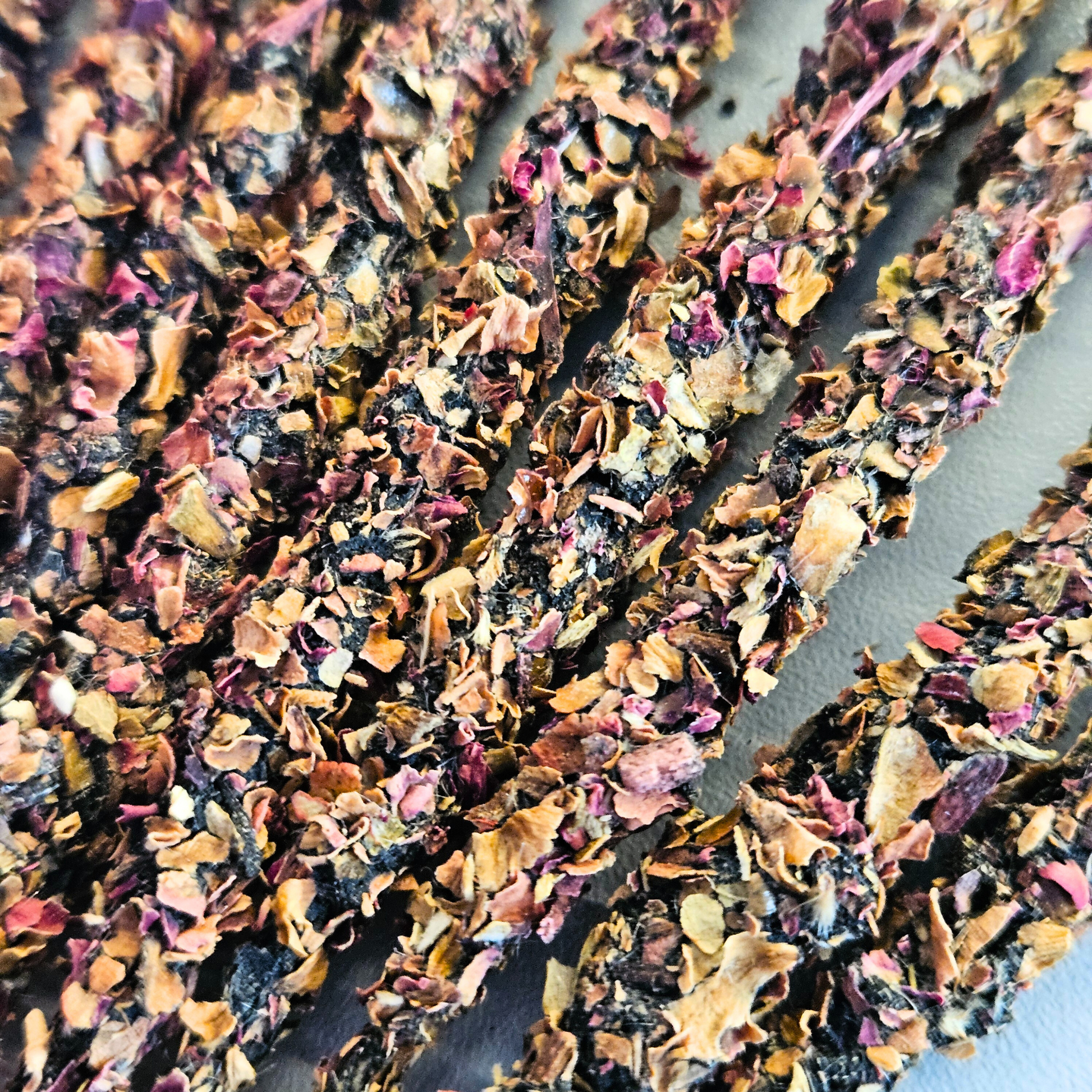 Detailaufnahme der Rosen & Olibanum Räucherstäbchen mit sichtbaren Blütenblättern.