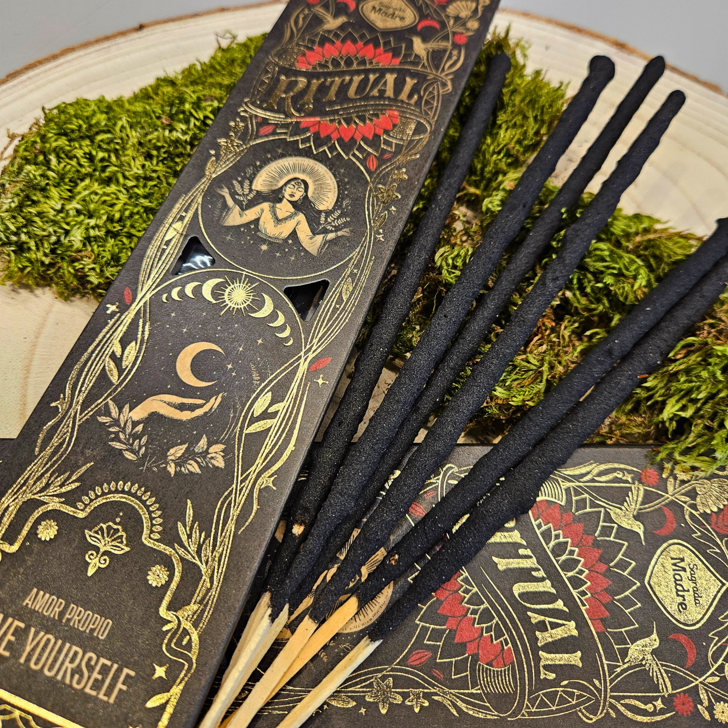 Nahaufnahme der Sagrada Madre Ritualräucherstäbchen Love Yourself – Oriental Spices & Flowers, dekorativ auf Naturmaterialien präsentiert.