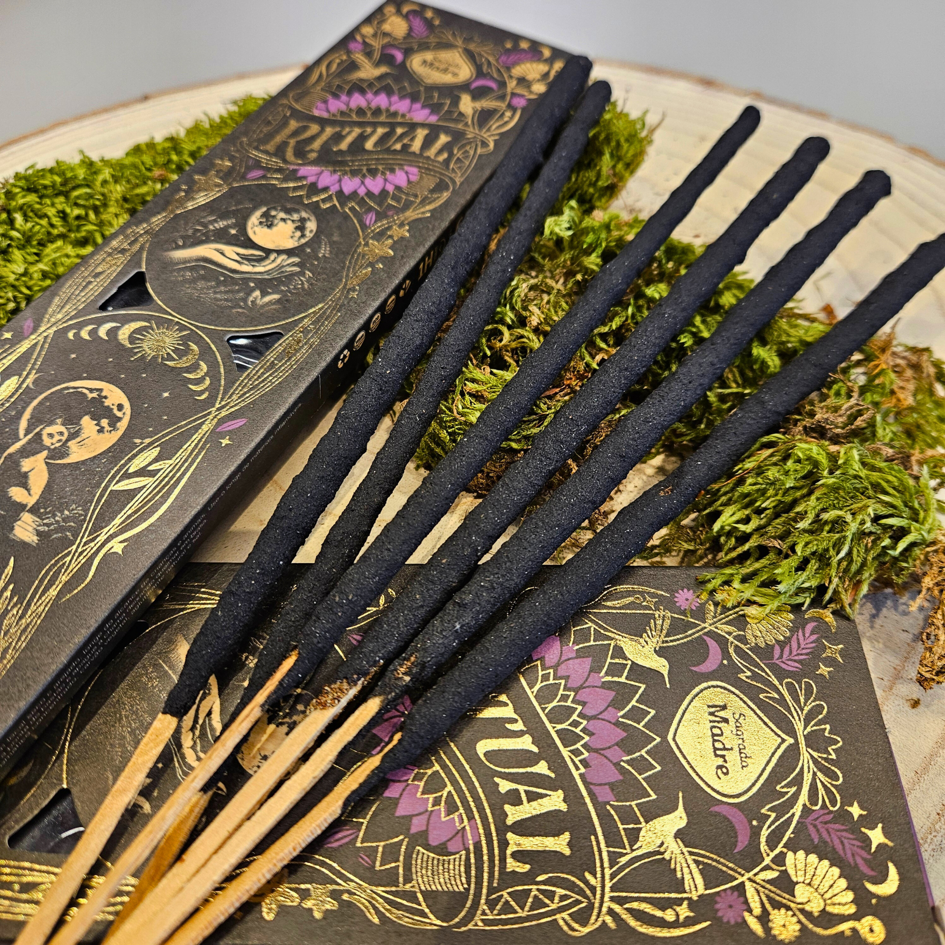 Nahaufnahme der Sagrada Madre Ritualräucherstäbchen Full Moon – Wild White Flowers, dekorativ auf Naturmaterialien präsentiert.