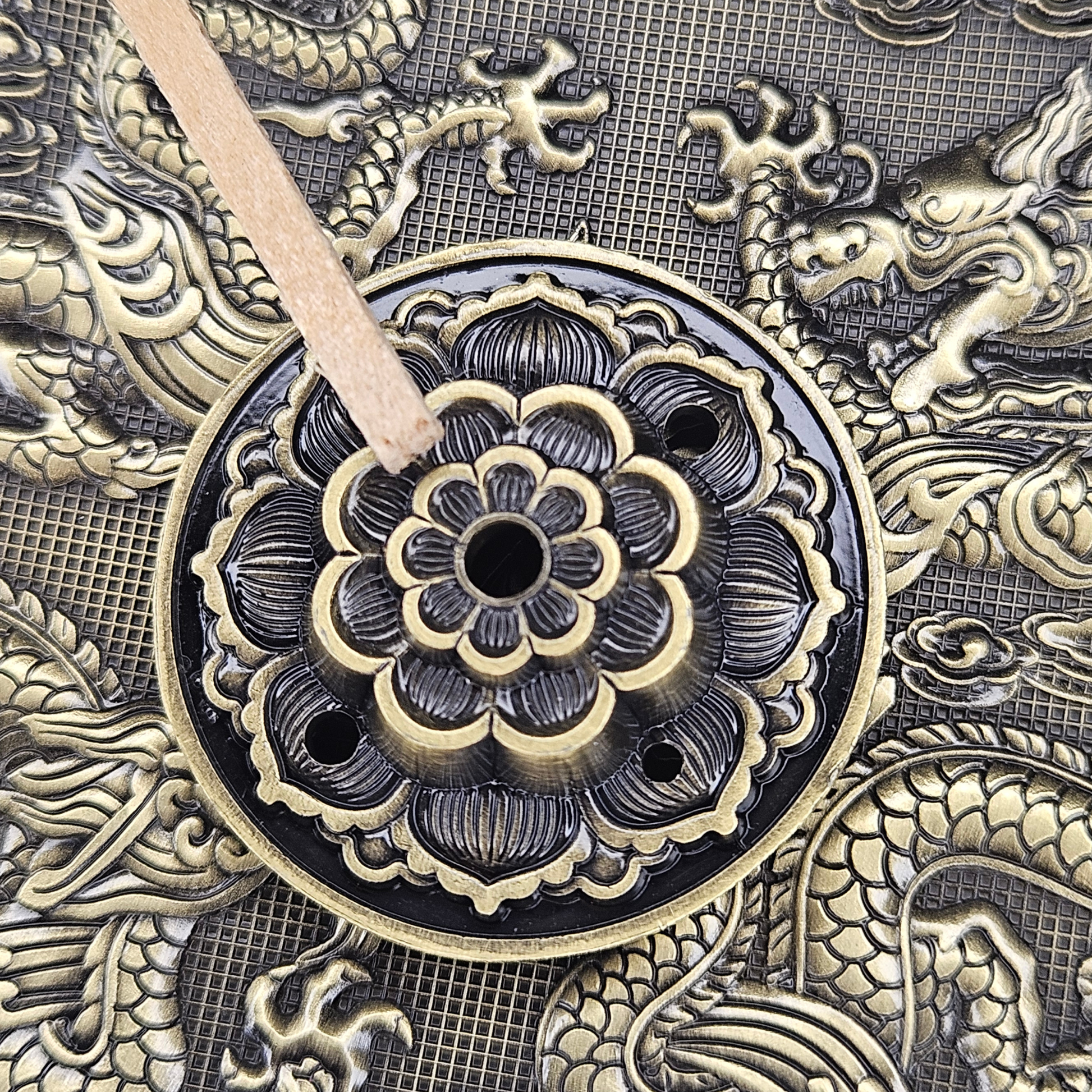Detailaufnahme des herausnehmbaren Mittelstücks mit mehreren Öffnungen für breite tibetische und japanische Räucherstäbchen