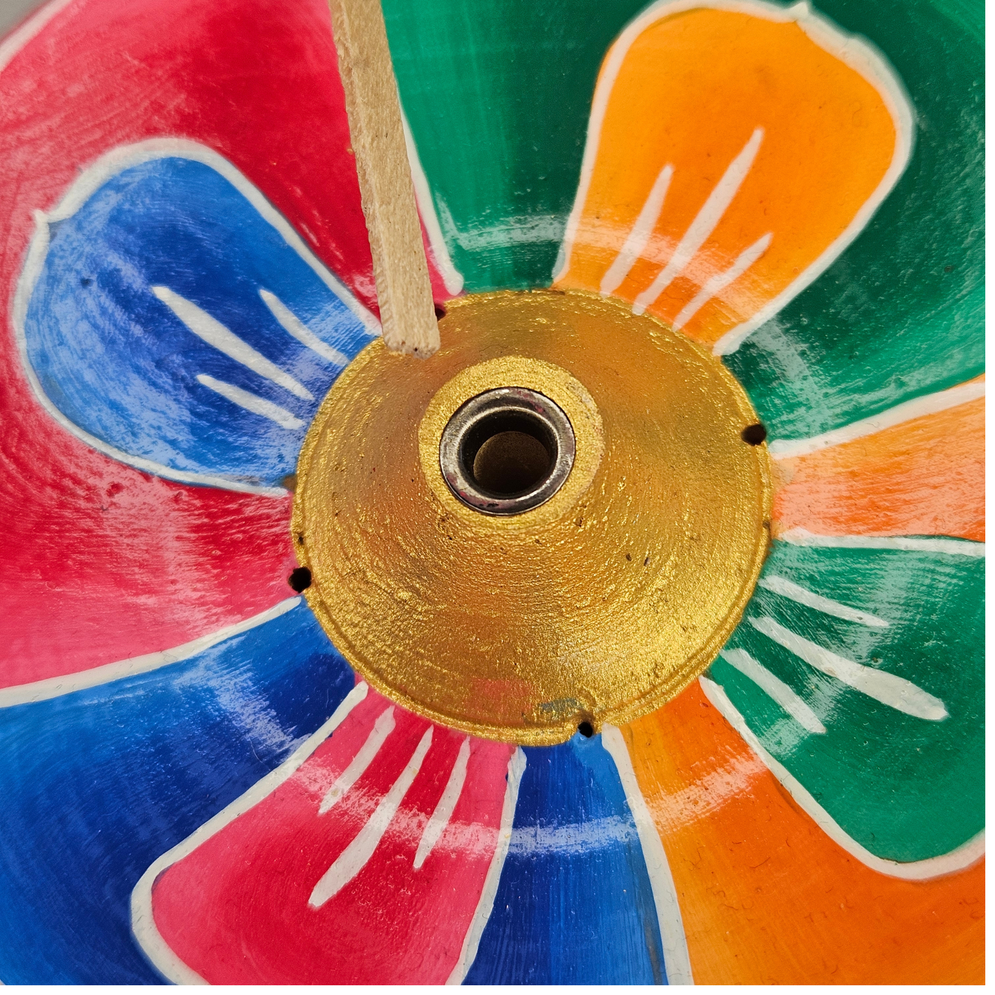 Detail des Lotus Räucherstäbchenhalters aus Holz mit stabiler Metallöffnung für breite tibetische Räucherstäbchen
