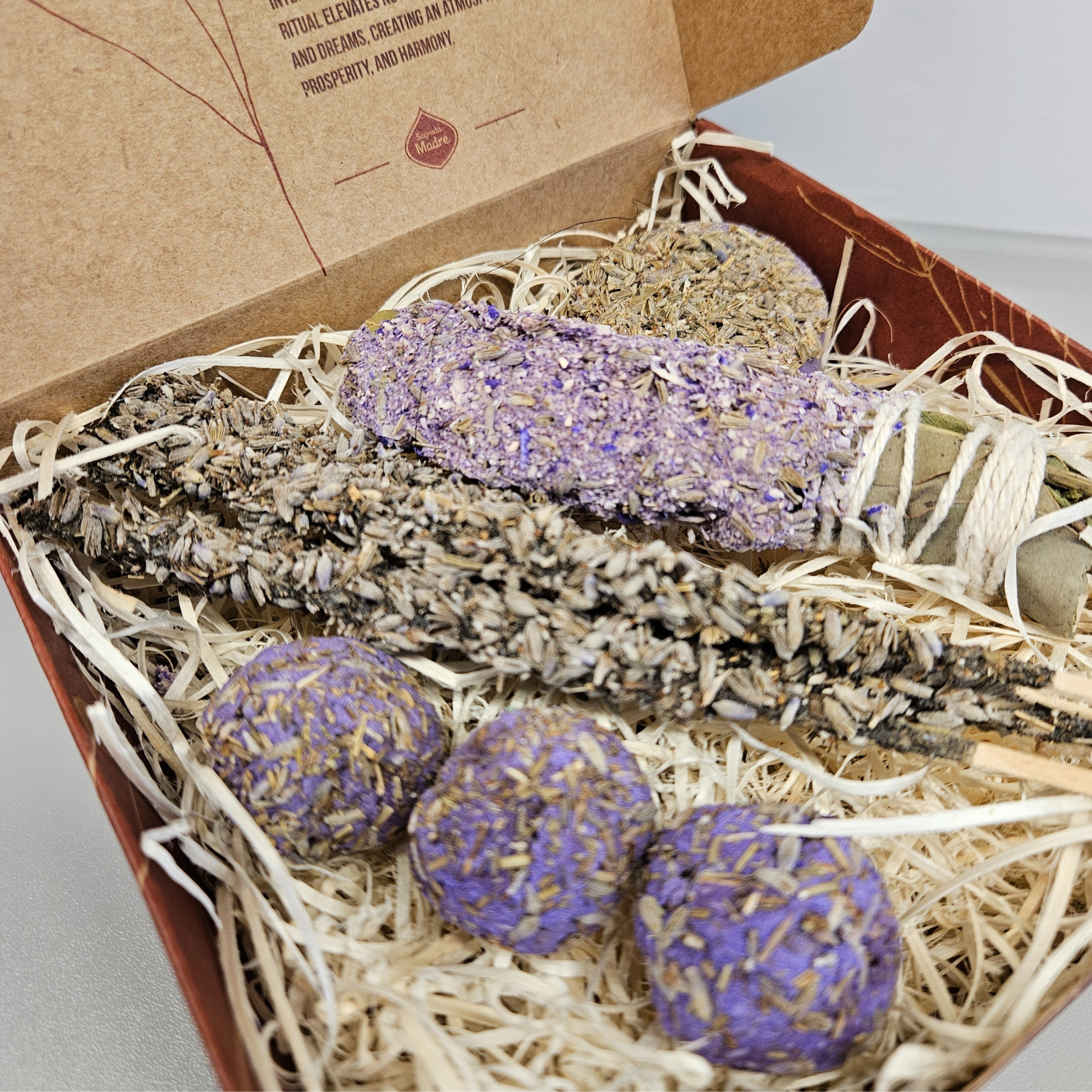 Nahaufnahme der Herbal Kit Box mit Räucherwerk aus Lavendel und Kräutern – nachhaltiges Set zur Entspannung.