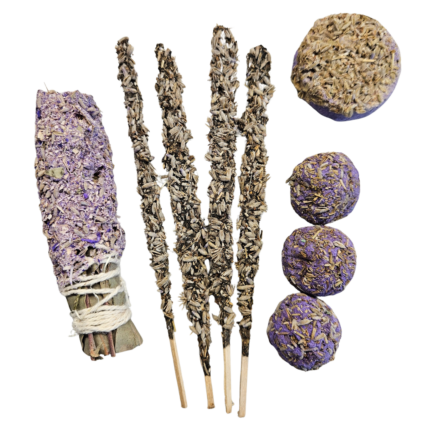 Inhalt des Räucherwerk Sets Entspannung von Sagrada Madre: Lavendel-Smudgestick, vier Räucherstäbchen und drei violette Räucherkugeln.