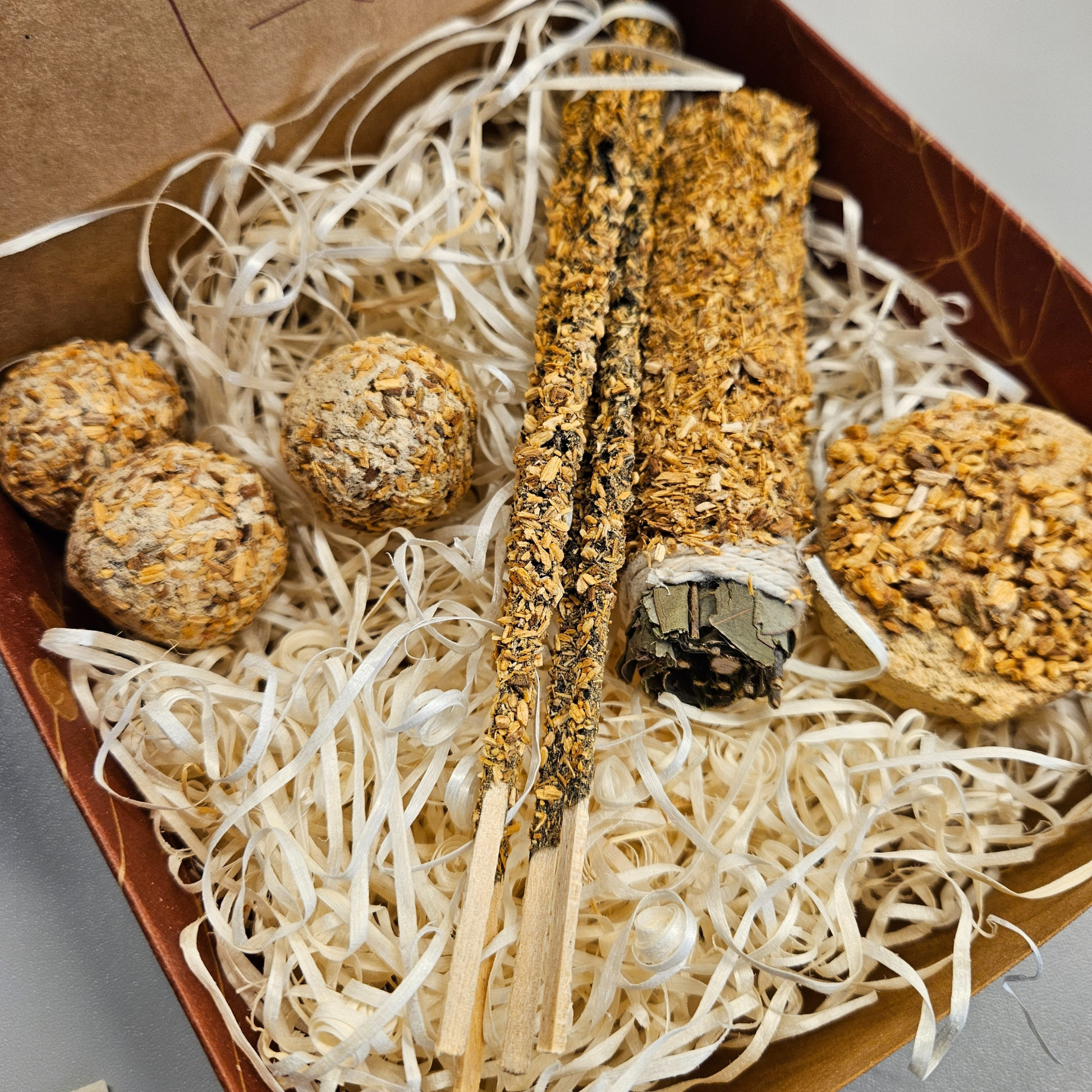 Inhalt des Räucherwerk Sets Reinigung von Sagrada Madre: Smudgestick, vier Räucherstäbchen und drei naturfarbene Räucherkugeln.